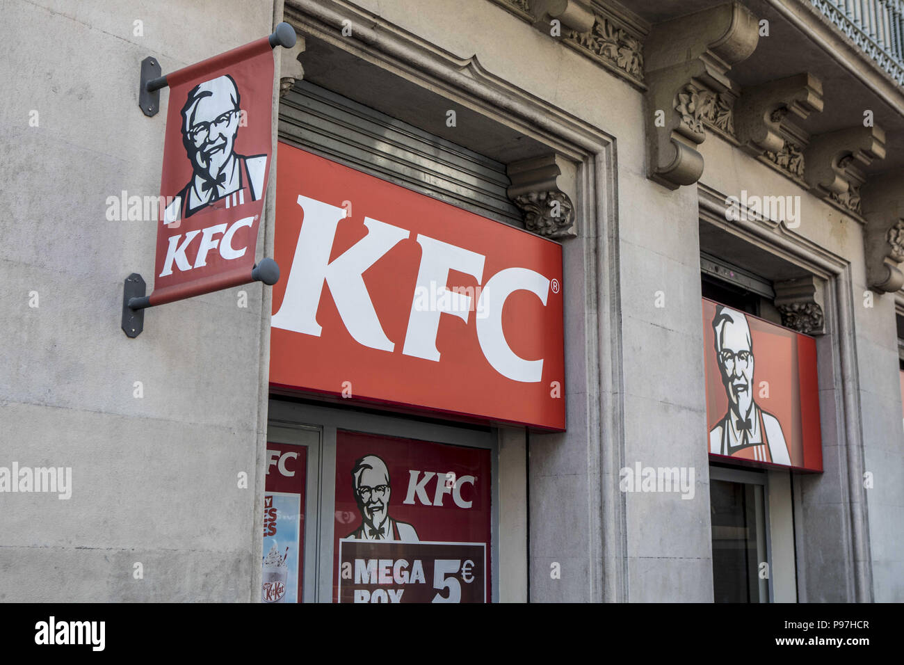 Barcelona, Barcelona, Spanien. 12. Juli 2018. KFC-Schild an der Straße Passeig de Gràcia in Barcelona Barcelona ist eine Stadt in Spanien. Es ist die Hauptstadt und größte Stadt Kataloniens und die zweitgrößte Stadt Spaniens. Im Jahr 2009 war die Stadt Europas und eine der weltweit erfolgreichsten als Stadt Marke geordnet. Im selben Jahr die Stadt Europas vierte beste Stadt für das Business und schnellste Verbesserung der Europäischen Stadt, mit einem Wachstum von 17% pro Jahr verbessert geordnet war, und die Stadt hat sich stark und erneutes Wachstum in den letzten drei Jahren. (Bild: © Victor Ser Stockfoto