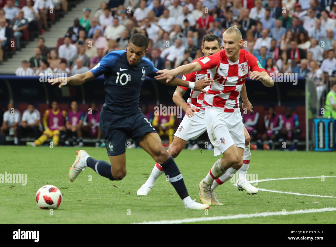 Luzhniki Stadion, Moskau, Russland. Am 15. Juli 2018. FIFA Fußball-WM Finale Frankreich gegen Kroatien; Kylian Mbappe, nimmt auf domagoj Vida Credit: Aktion plus Sport/Alamy leben Nachrichten Stockfoto