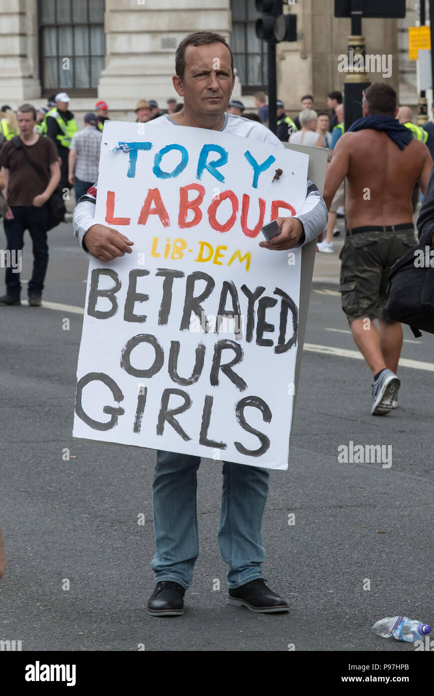 London, Großbritannien. 14. Juli 2018. Tausende von pro-Trump Unterstützer melden Sie mit "Freien Tommy Robinson" Demonstranten in Whitehall zu sammeln. Credit: Guy Corbishley/Alamy leben Nachrichten Stockfoto