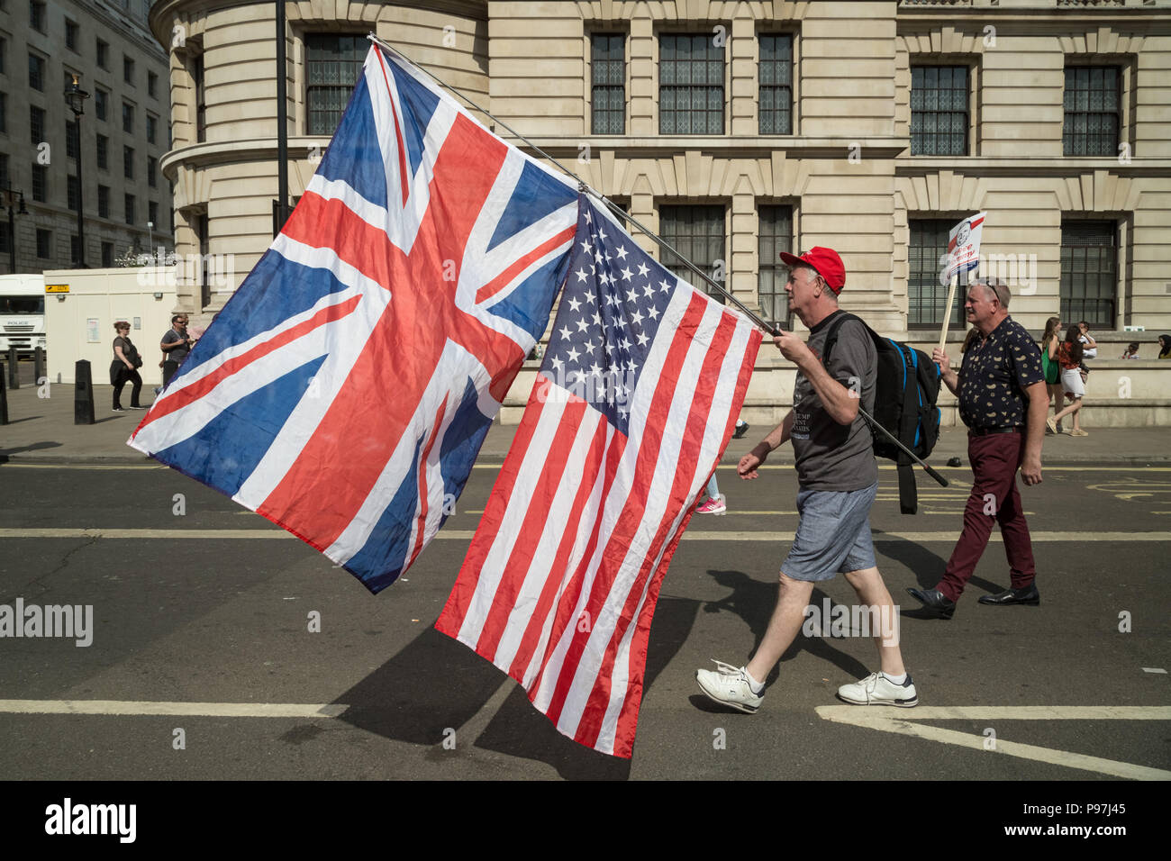 London, Großbritannien. 14. Juli 2018. Tausende von pro-Trump Unterstützer melden Sie mit "Freien Tommy Robinson" Demonstranten in Whitehall zu sammeln. Credit: Guy Corbishley/Alamy leben Nachrichten Stockfoto