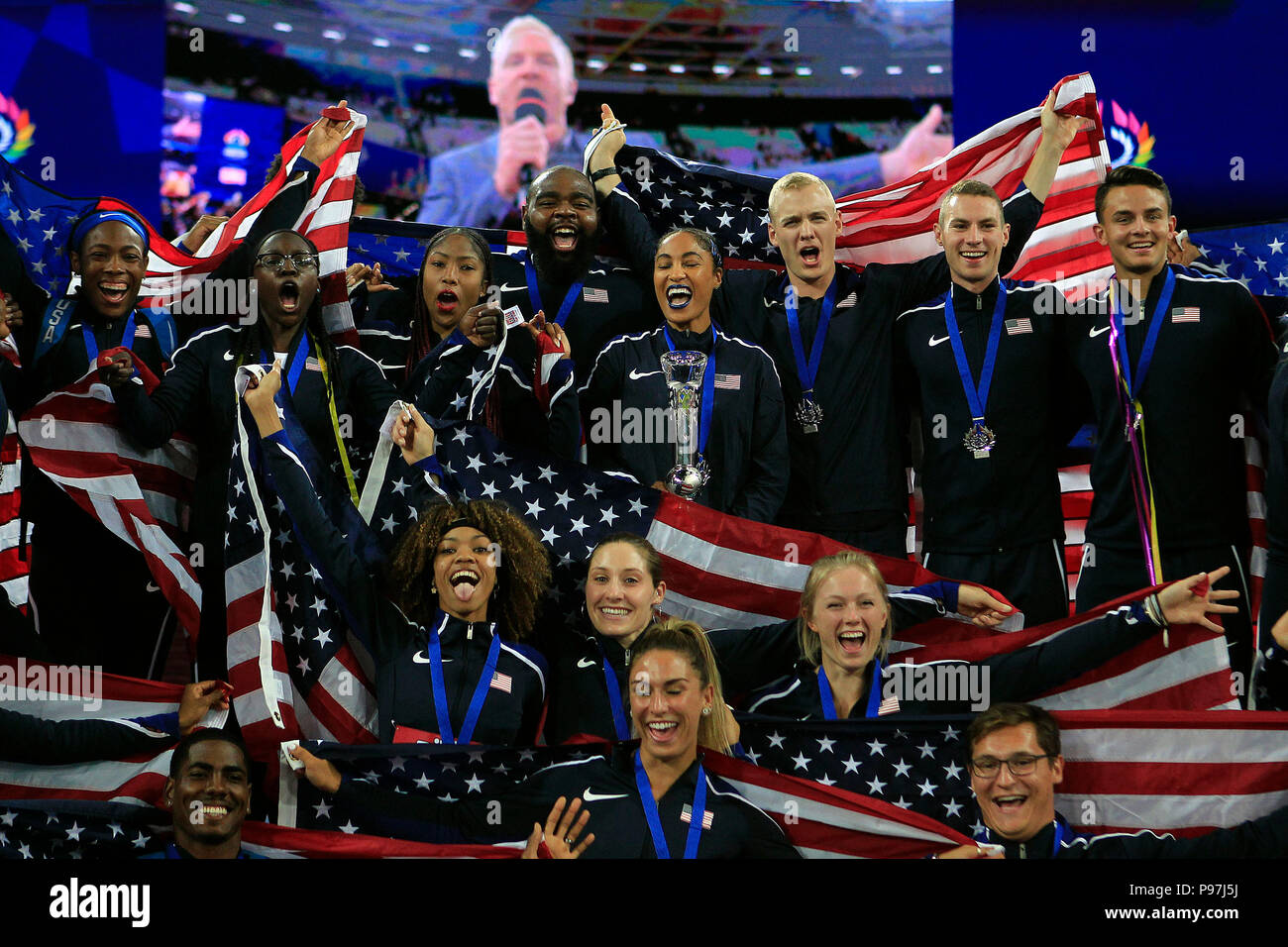 London, Großbritannien. 15. Juli 2018. Die USA Athletik Team feiern Sieg in der Leichtathletik WM 2018, nachdem sie die ganze Veranstaltung zu gewinnen, um die Trophäe zu erhalten. Leichtathletik-WM 2018, Tag 2 der Londoner Stadion im Queen Elizabeth Olympic Park, Stratford am Sonntag, dem 15. Juli 2018. Die Auftaktveranstaltung bietet acht Nationen; USA, GB&NI, Polen, China, Deutschland, Frankreich, Jamaica und Südafrika. Dieses Bild dürfen nur für redaktionelle Zwecke verwendet werden. Redaktionelle Verwendung nur, pic von Steffan Bowen/Andrew Orchard sport Fotografie/Alamy leben Nachrichten Stockfoto