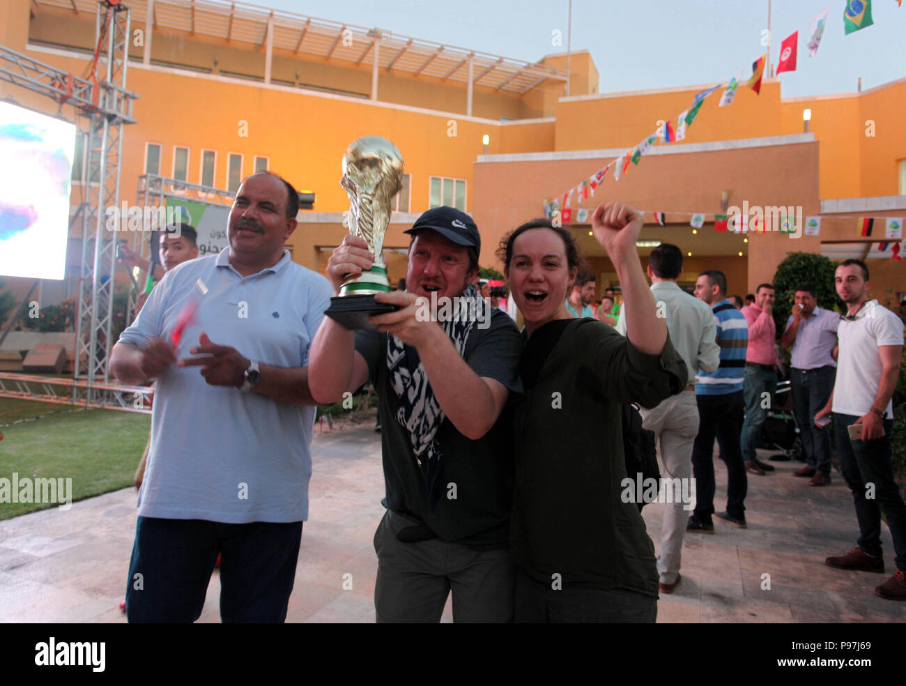 Gaza, Gazastreifen, palästinensischen Gebiet. Am 15. Juli 2018. Palästinenser feiern nach der FIFA WM 2018 Endspiel zwischen Frankreich und Kroatien im französischen Kulturzentrum in Gaza Stadt, am 15. Juli 2018. Frankreich besiegt Kroatien 4-2 und behauptete den Titel Credit: Mahmoud Ajour/APA-Images/ZUMA Draht/Alamy leben Nachrichten Stockfoto