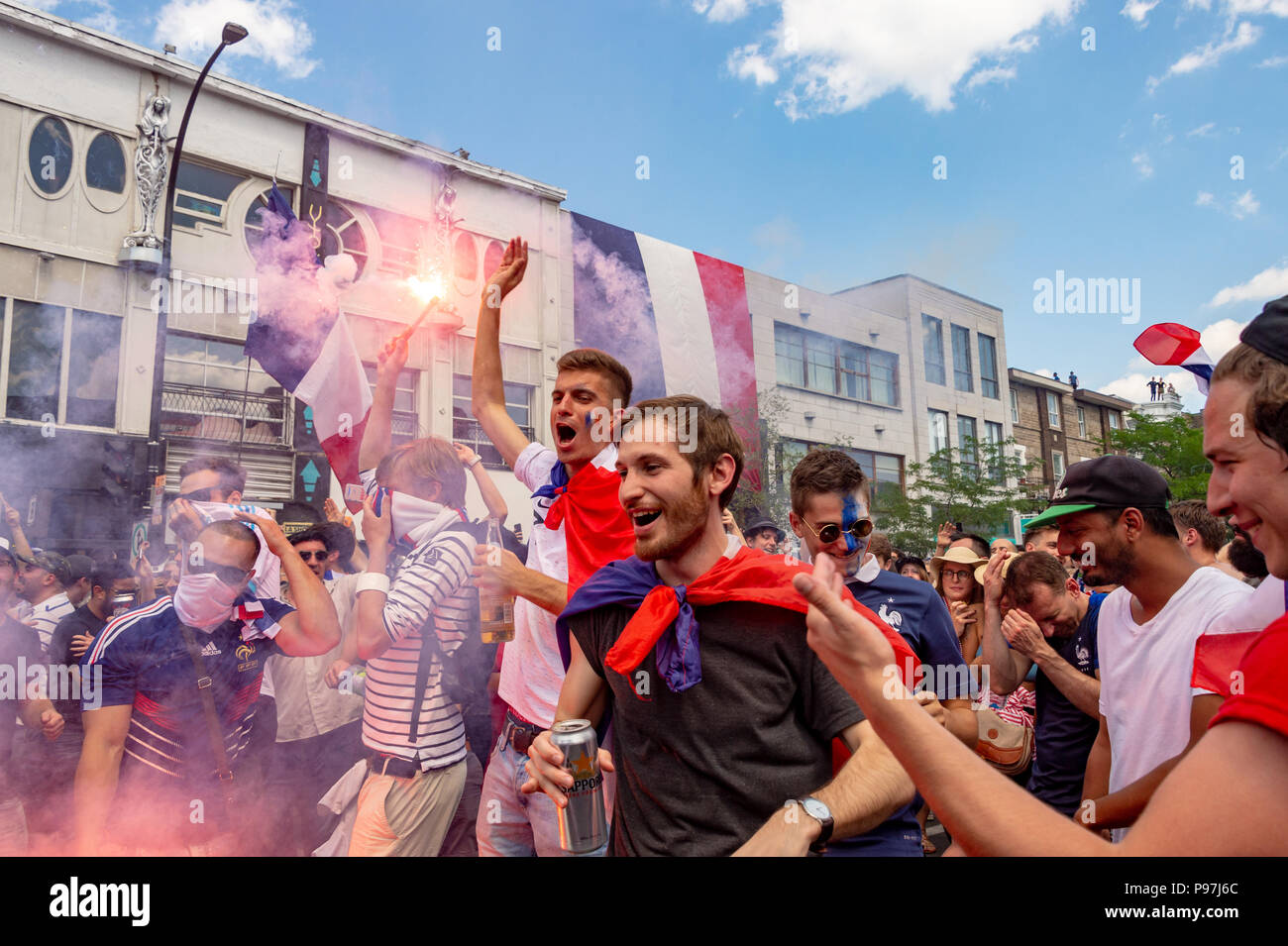 Montreal, Kanada. 15. Juli 2018: Die französischen Staatsangehörigen feiern den Sieg der französischen Fußball-Nationalmannschaft während der Weltmeisterschaft 2018. Credit: Marc Bruxelle/Alamy leben Nachrichten Stockfoto