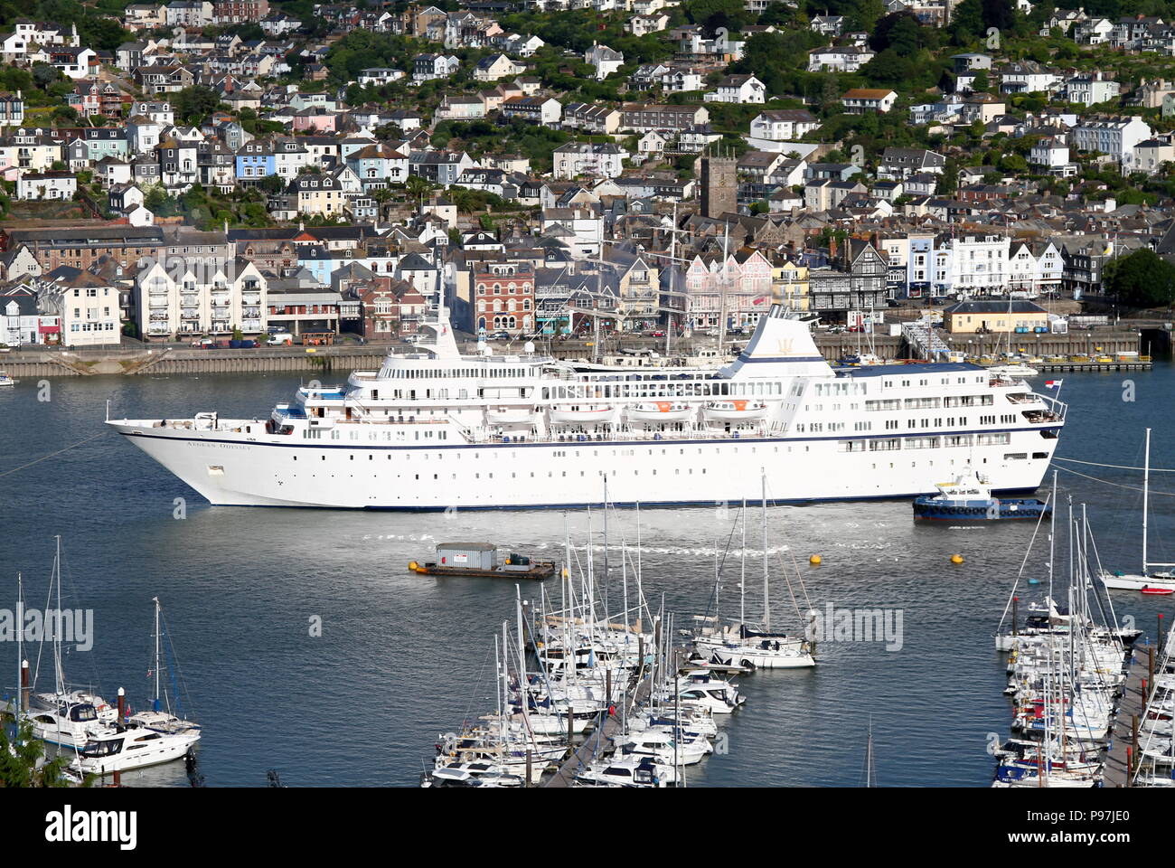 Dartmouth, Devon: Cruise Liner der Aegean Odyssey auf dem Fluss Dart mit Stadt Dartmouth im Hintergrund günstig Stockfoto