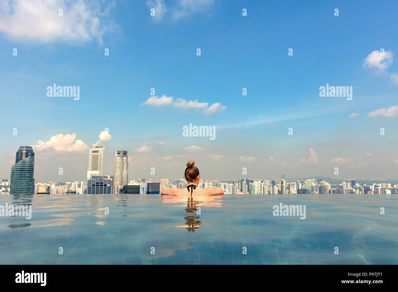 Weibliche Touristen in Infinity Pool der Marina Bay in Singapur Stockfoto