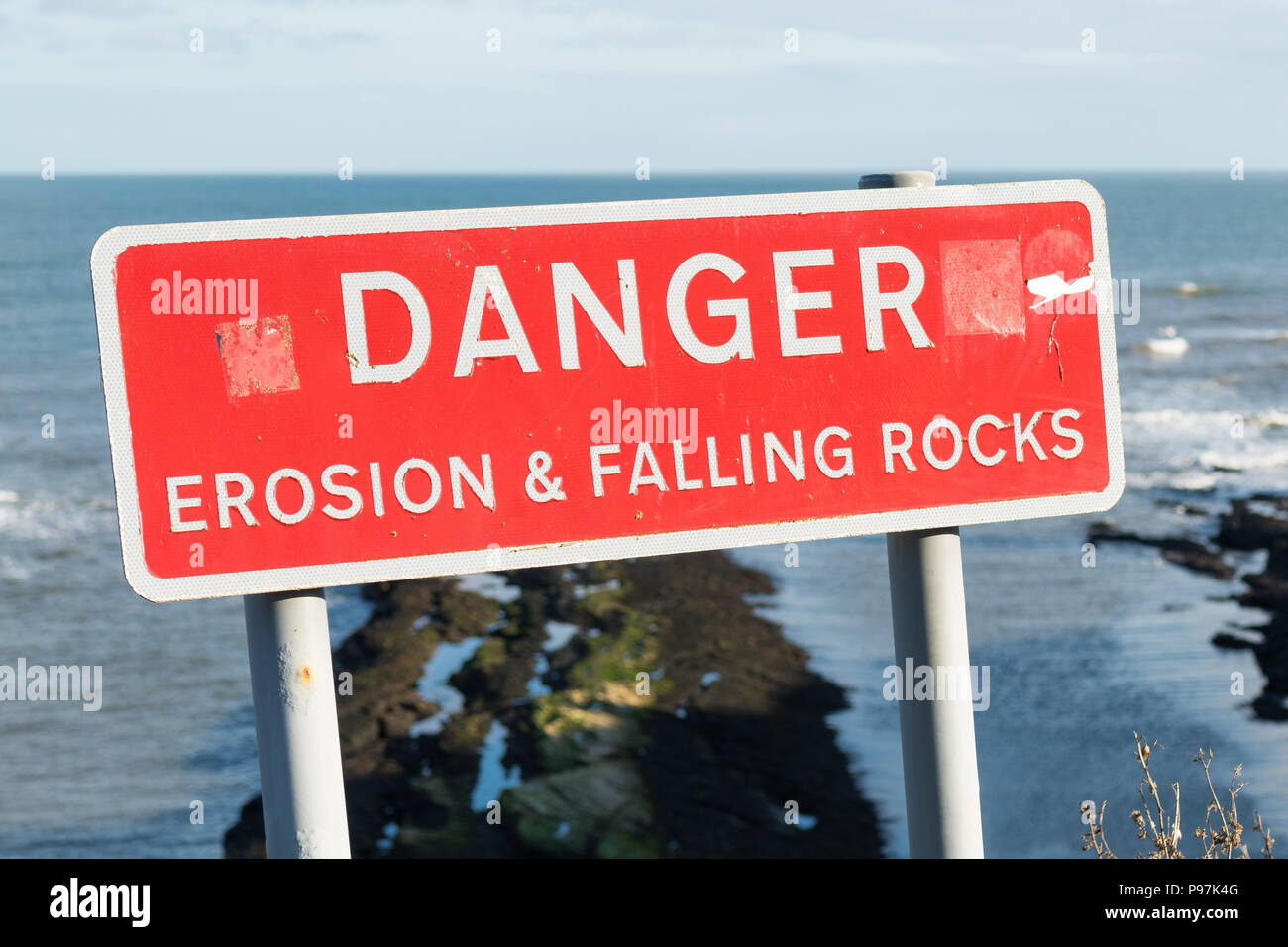 Gefahr der Erosion und Steinschlag Warnschild an der Spitze der Klippen von St Andrews, Schottland, Großbritannien Stockfoto
