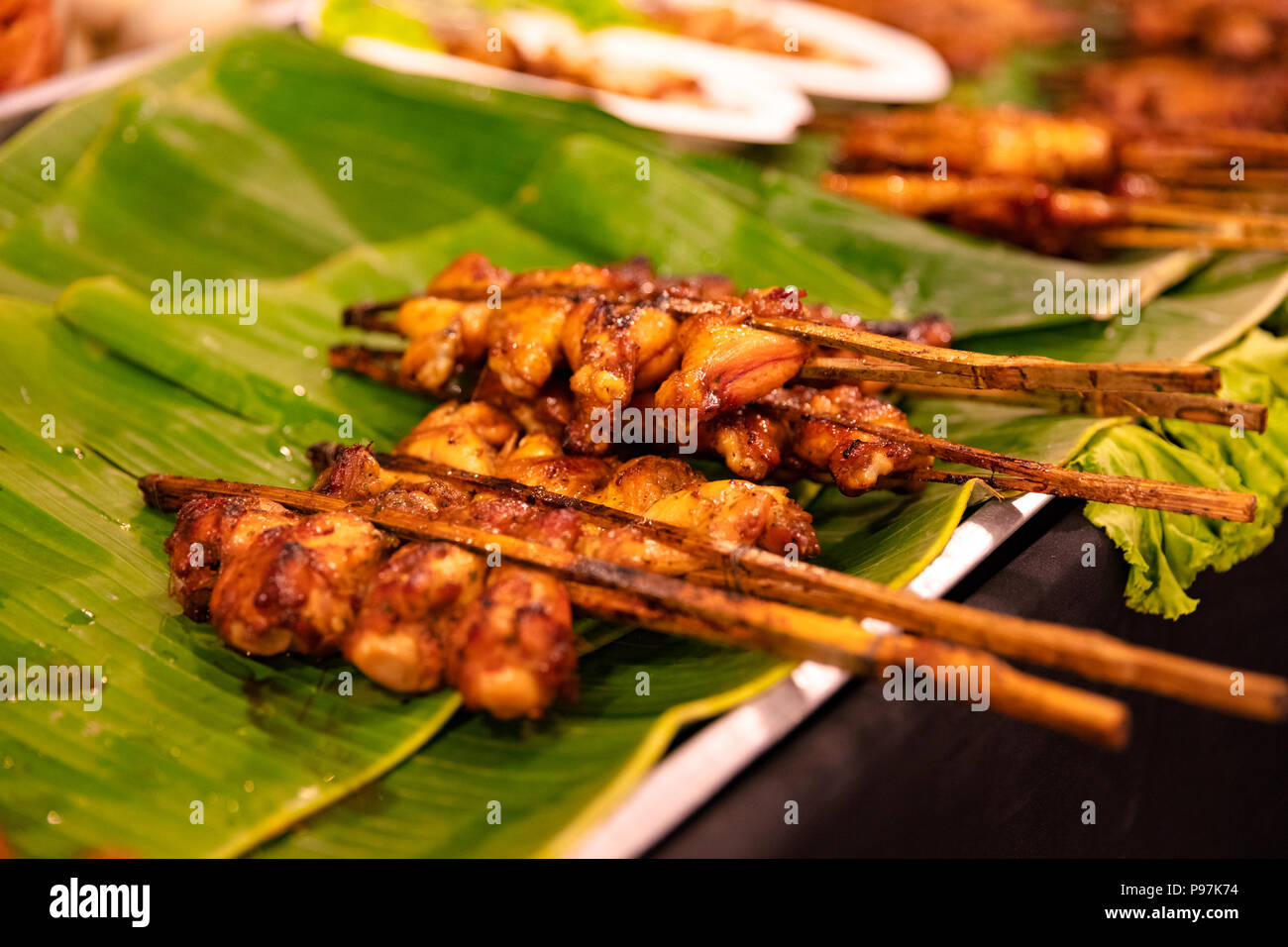 Chicken Satay, serviert auf Bananenblättern an Street Market Stockfoto
