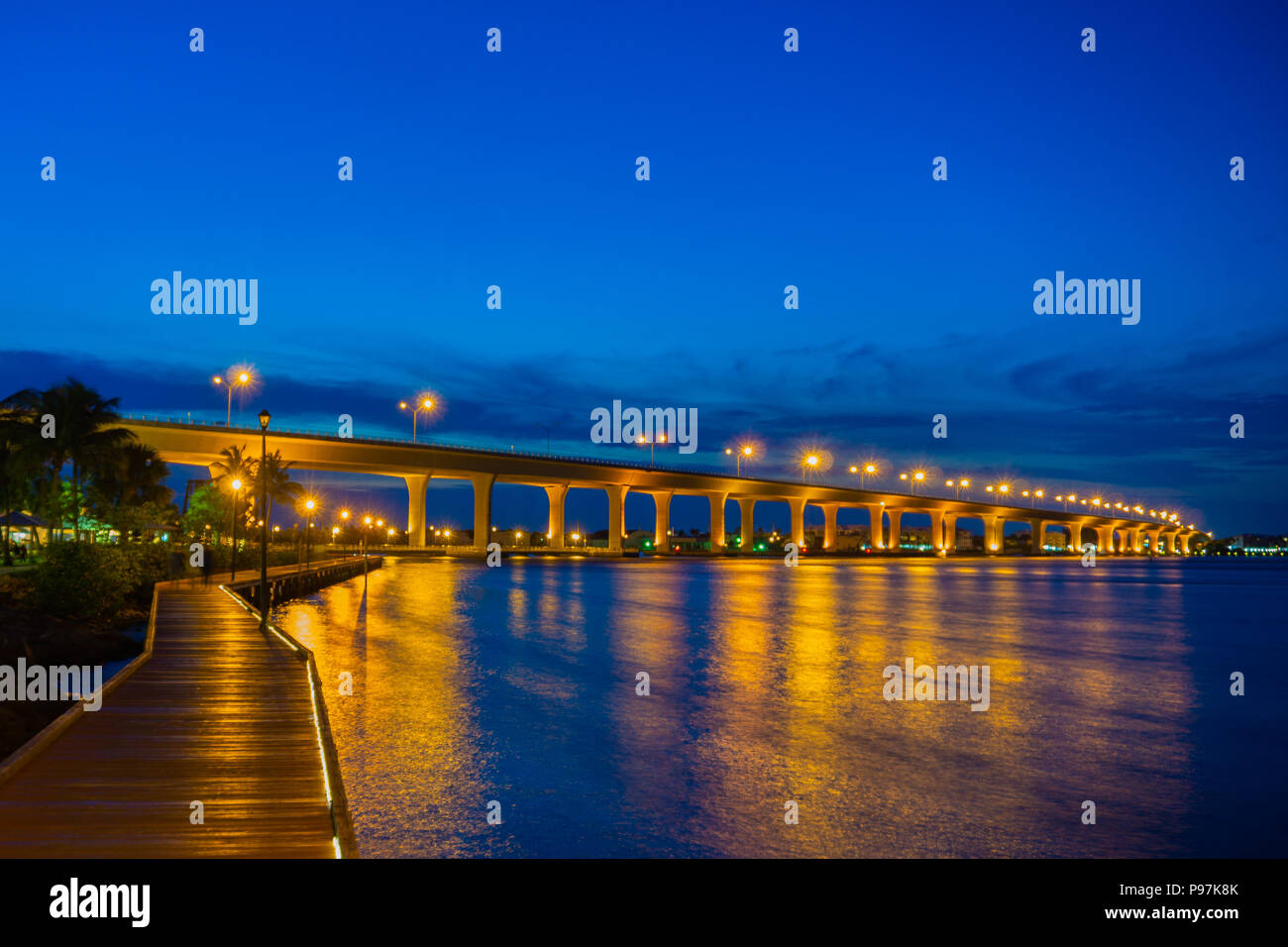 Die segmentale Betonfertigteile Roosevelt Brücke, wie vom Riverwalk entfernt in der Innenstadt von Stuart, Martin County, Florida, USA Stockfoto