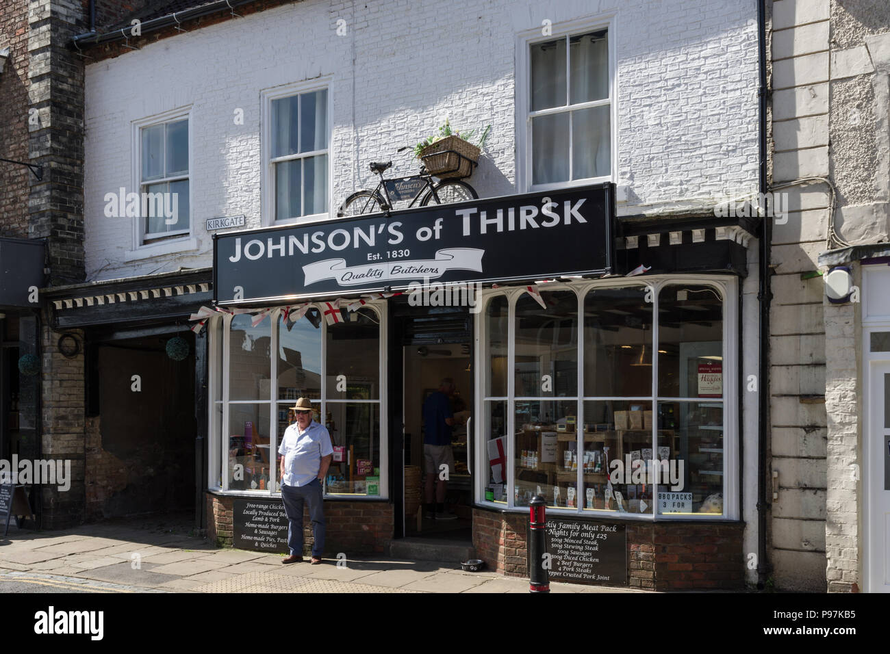 Johnson's von Thirsk, Qualität Metzger, mit Fahrrad ist eine alte Metzgerei in die signage eingearbeitet; North Yorkshire, Großbritannien Stockfoto