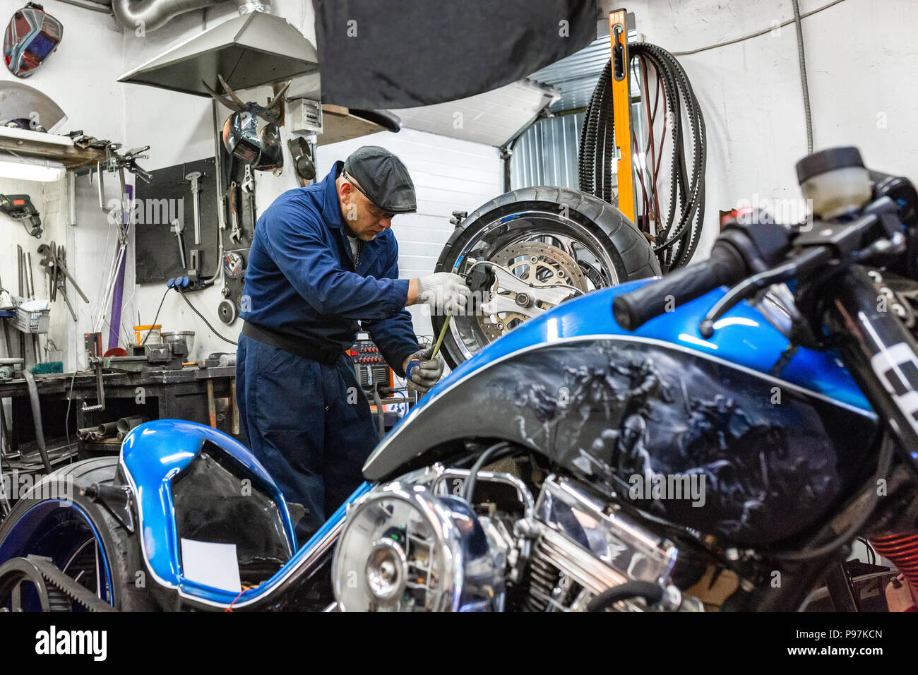 Mann reparieren Motorrad Reifen mit Reparatursatz Stecker, Reifen Reparatur  Set für schlauchlose Reifen Stockfotografie - Alamy