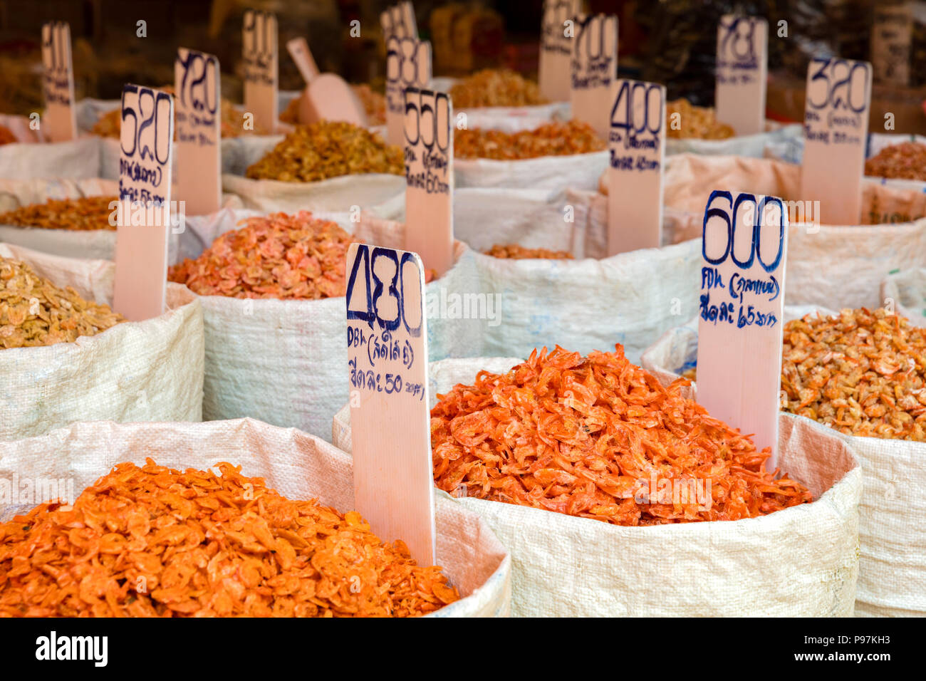 Verschiedene getrocknete Garnelen für Verkauf an den Markt Stockfoto