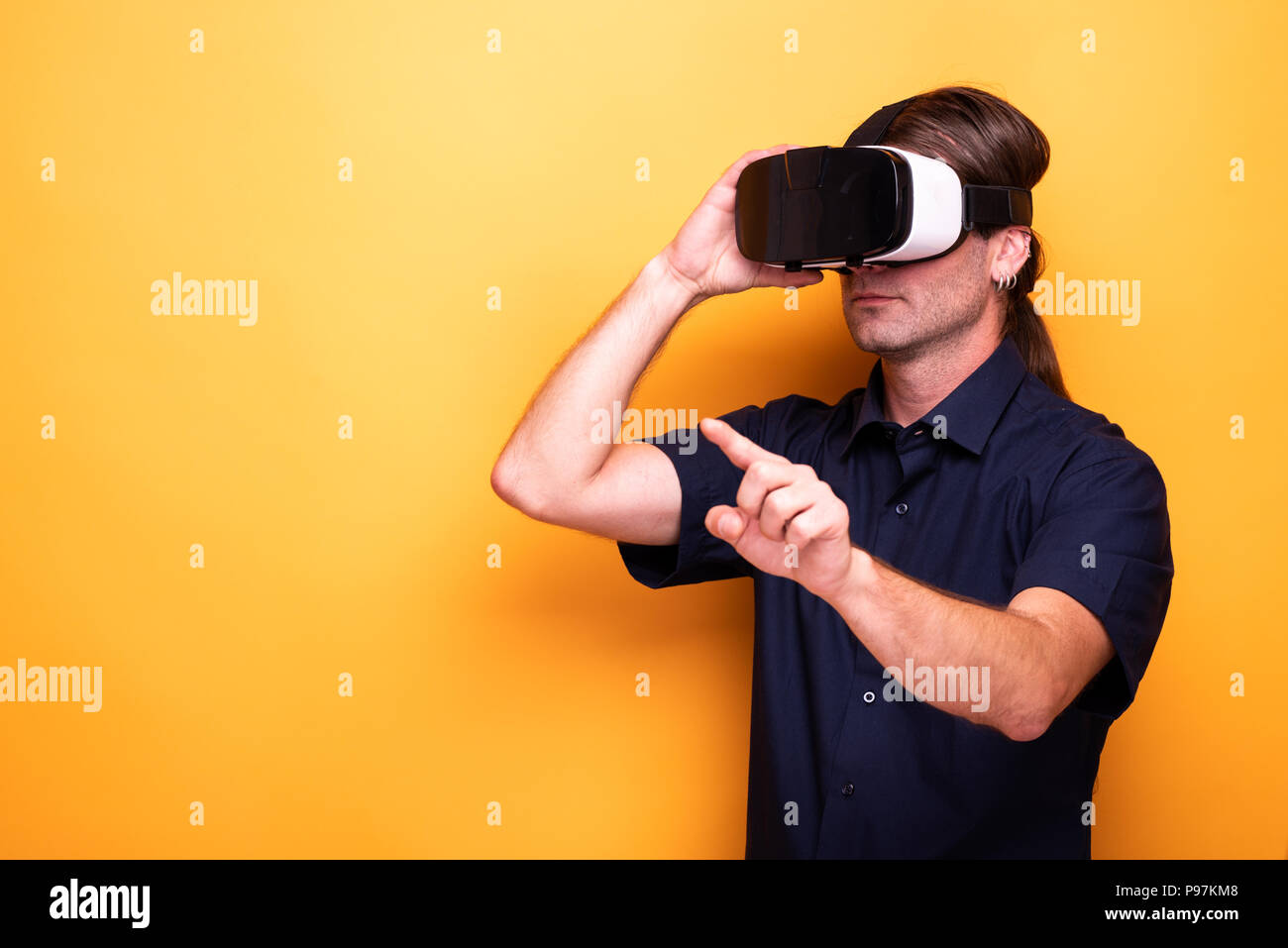 VR von erwachsenen Mann im Studio erlebt Stockfoto