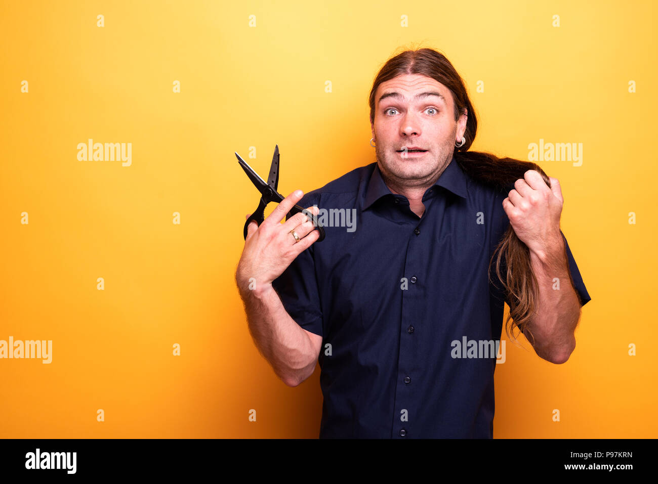 Mann mit Angst Blick denken der Haare schneiden mit Schere Stockfoto