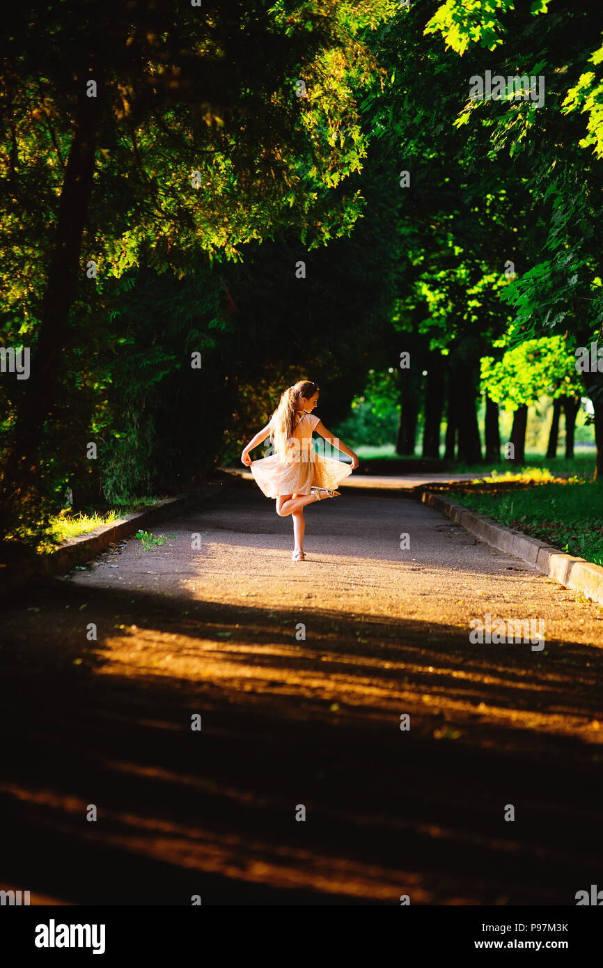 Schöne jugendlicher Mädchen tanzen ist draußen im Sommer Sonnenuntergang Stockfoto