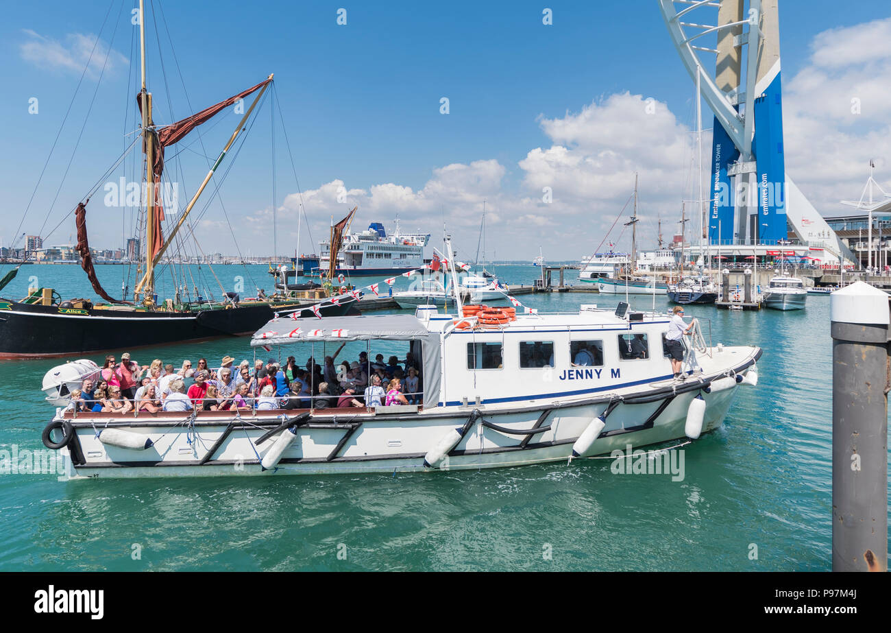 "Jenny M'Boot von Solent & Wightline Kreuzfahrten, auf einer Hafenrundfahrt im Sommer, voller Passagiere am Gunwharf Quays, Portsmouth, Hampshire, England, UK. Stockfoto