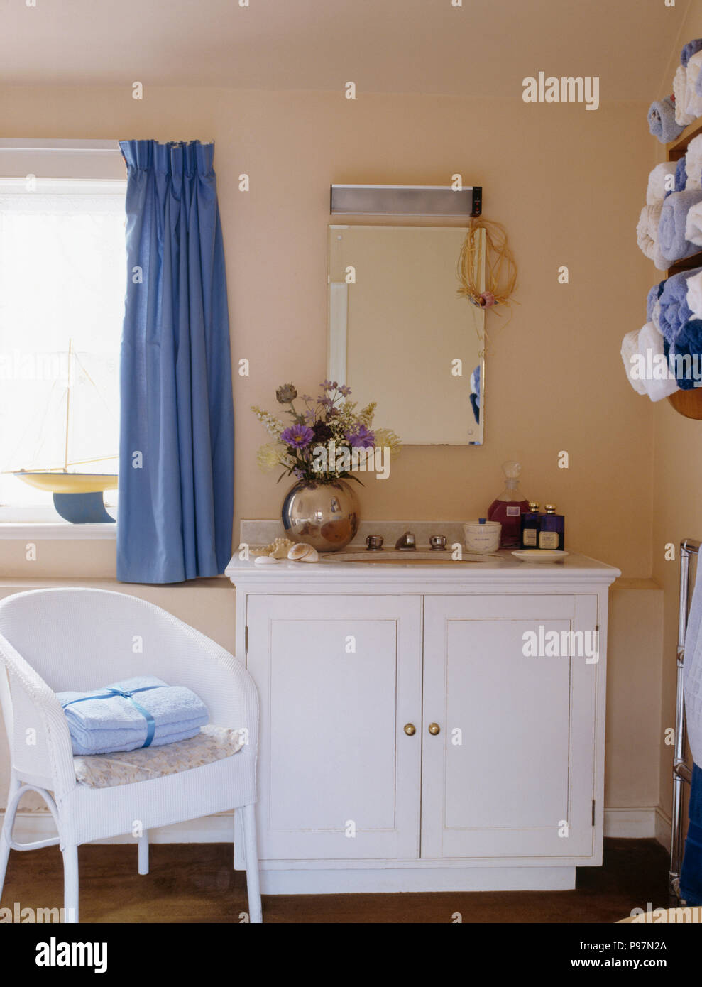 Weiss Lloyd Loom Stuhl Neben Weiss Waschtisch In Pfirsich Badezimmer Stockfotografie Alamy