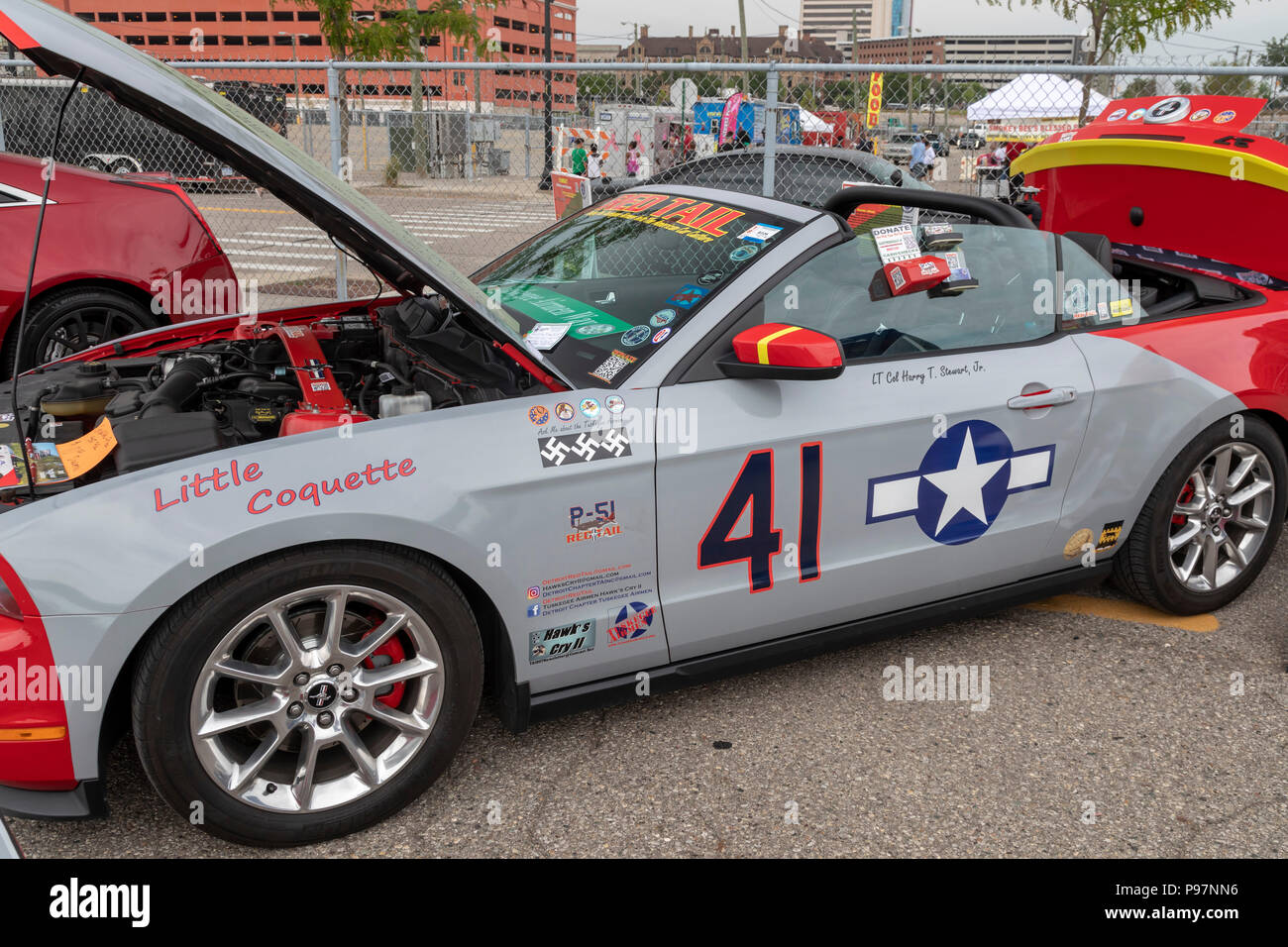 Detroit, Michigan - ein Ford Mustang eingerichtet um zu schauen, wie der P-51 Mustang durch die Tuskegee Airmen während des Zweiten Weltkrieges geflogen Das Auto war auf Anzeige an Stockfoto