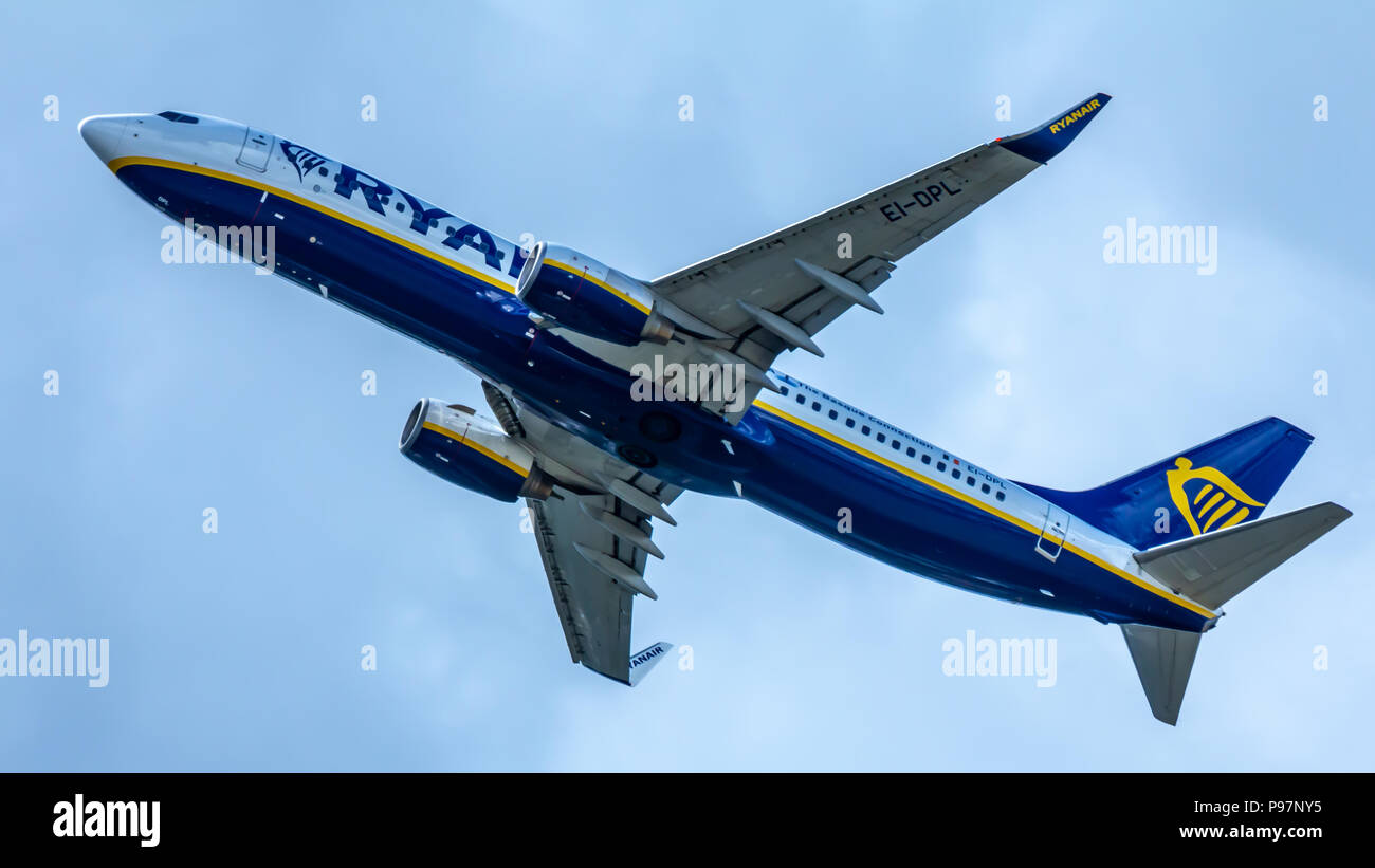 Berlin, Deutschland, 01.07.2018: Ryanair Boeing 737 fliegen in den Himmel, den Flughafen Tegel Stockfoto
