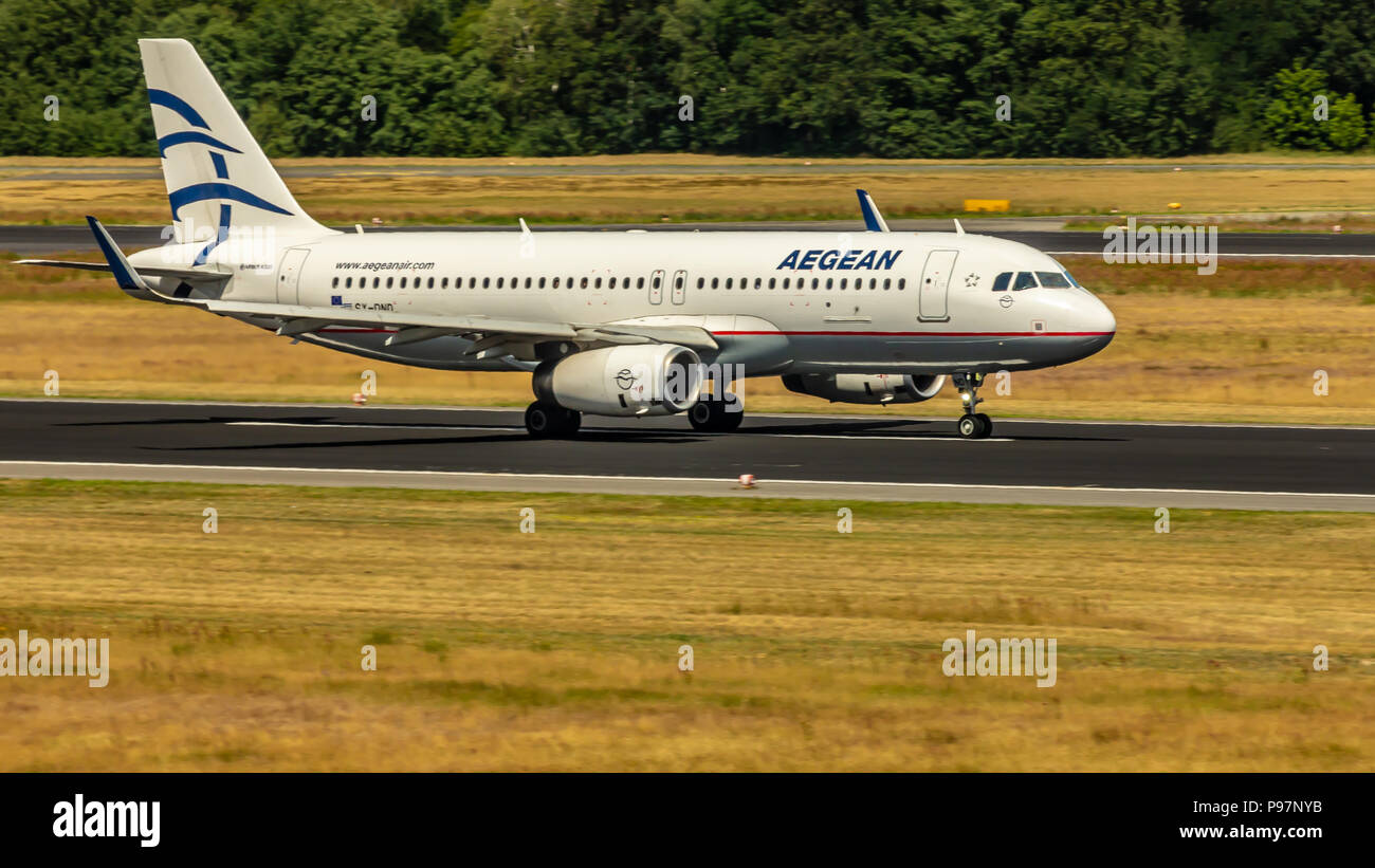 Berlin, Deutschland, 01.07.2018: Aegean Airlines Airbus A320 auf dem Flughafen Tegel anreisen Stockfoto