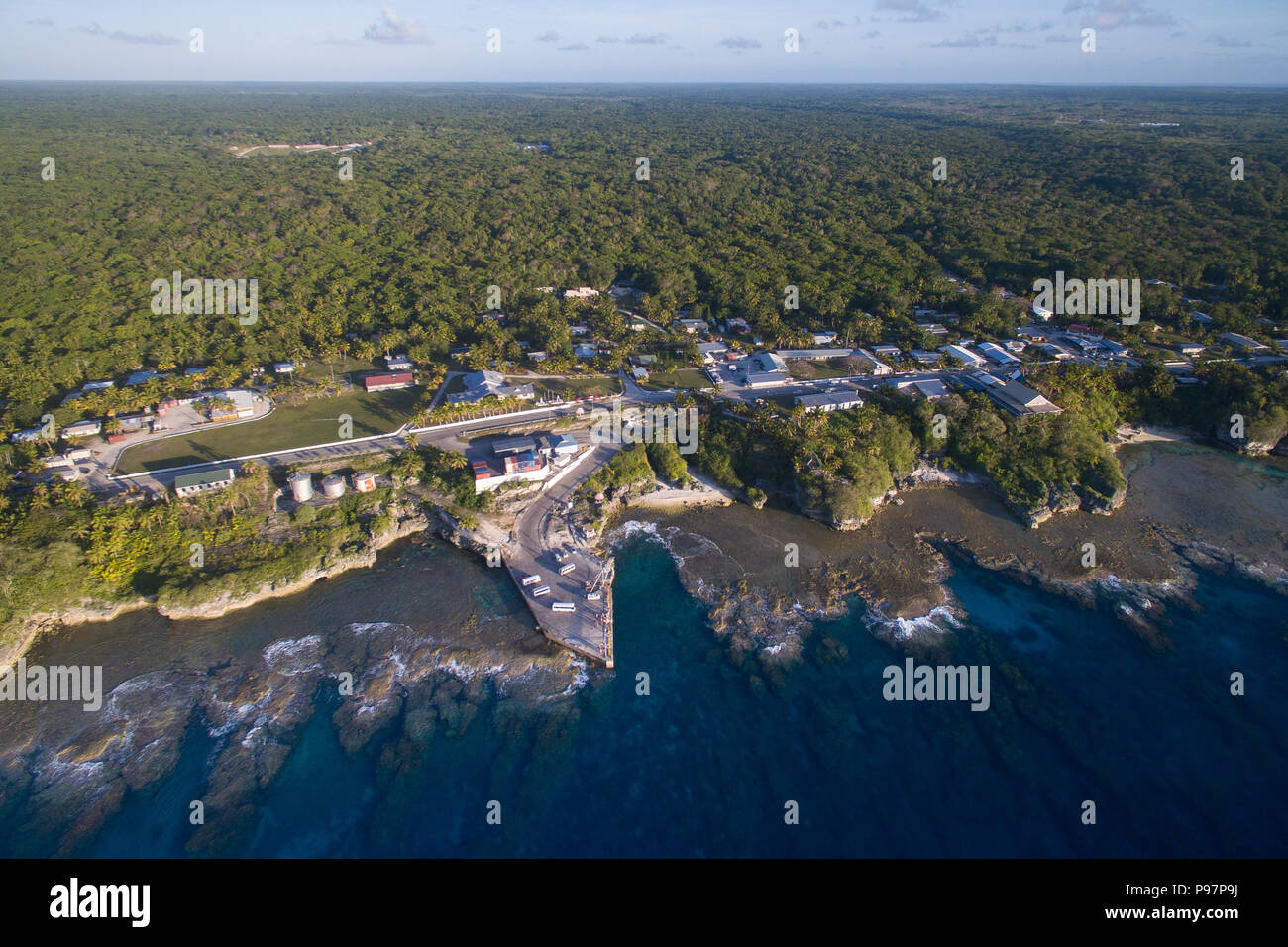 Antenne von Alofi Gemeinde auf Niue Stockfoto