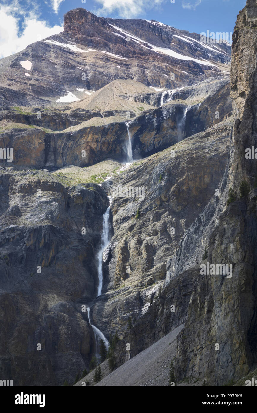 Spektakulärer Wasserfall Entleeren Emerald Gletscher in den Yoho Nationalpark in den Kanadischen Rocky Mountains Stockfoto