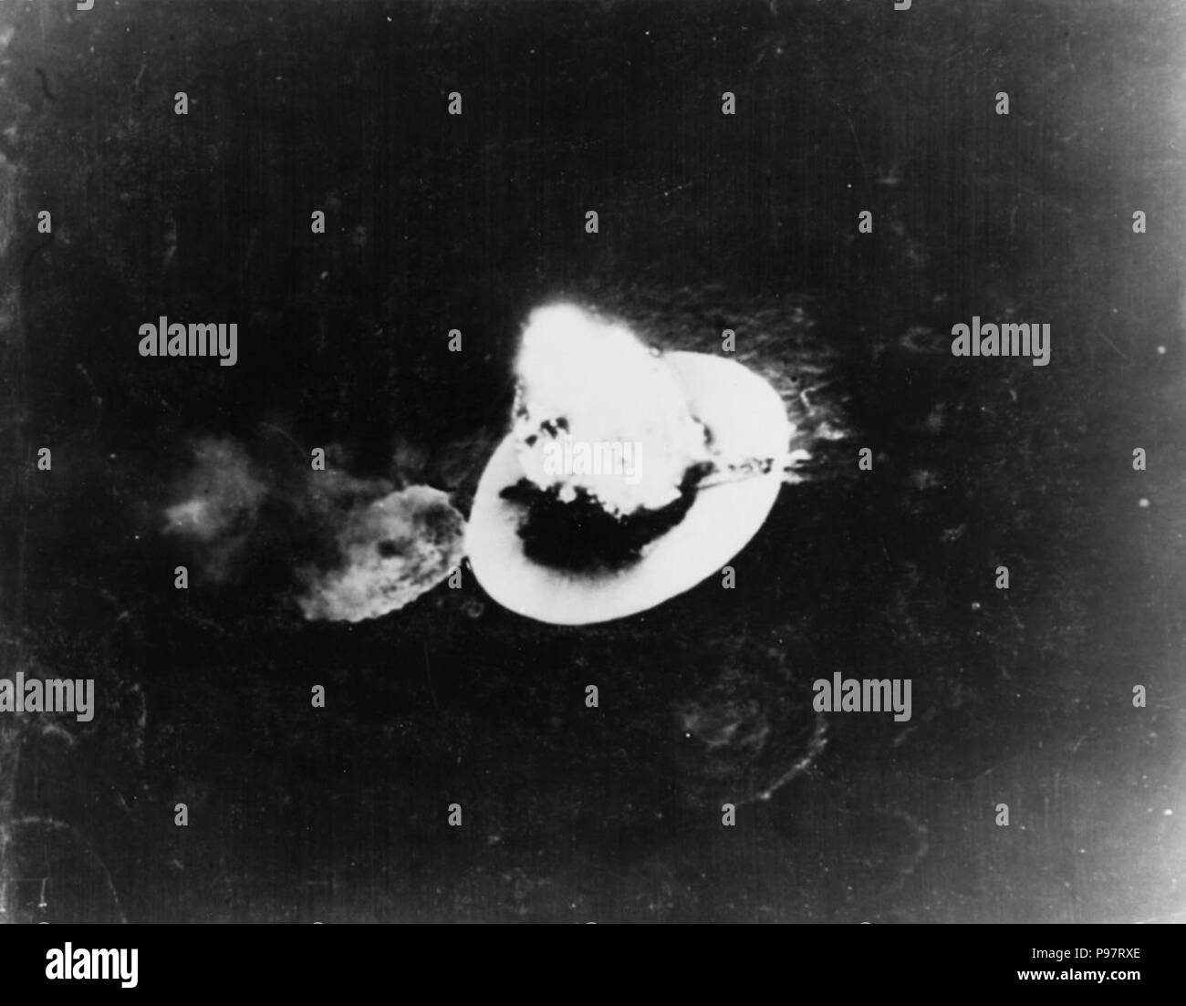 Eine japanische Transport explodiert Nachdem sie geschlagen worden durch Carrier Flugzeug Bomben in Takao Hafen, Formosa, am 15. Januar 1945. Stockfoto