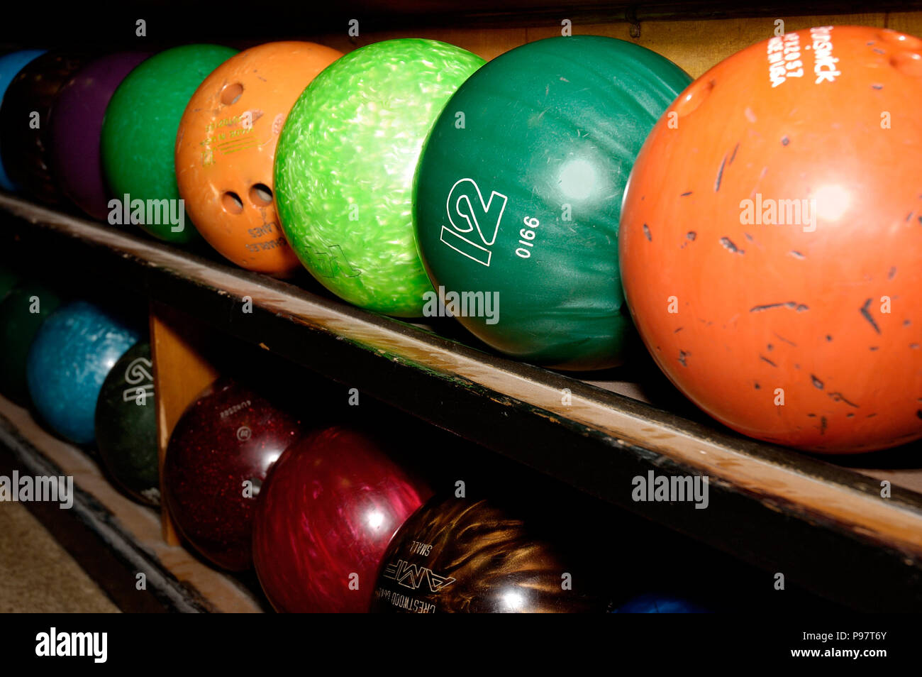 Eine Reihe von Bowling Bälle in die Kegelbahn. Nur redaktionelle Verwendung Stockfoto