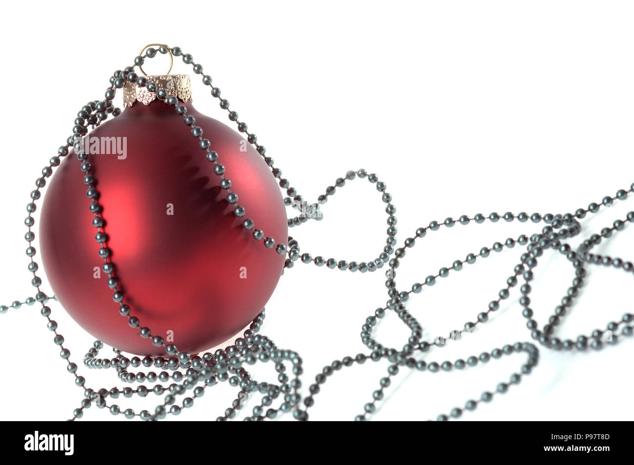 Red christmas Ornament und grüne Perlen, Dekoration Stockfoto