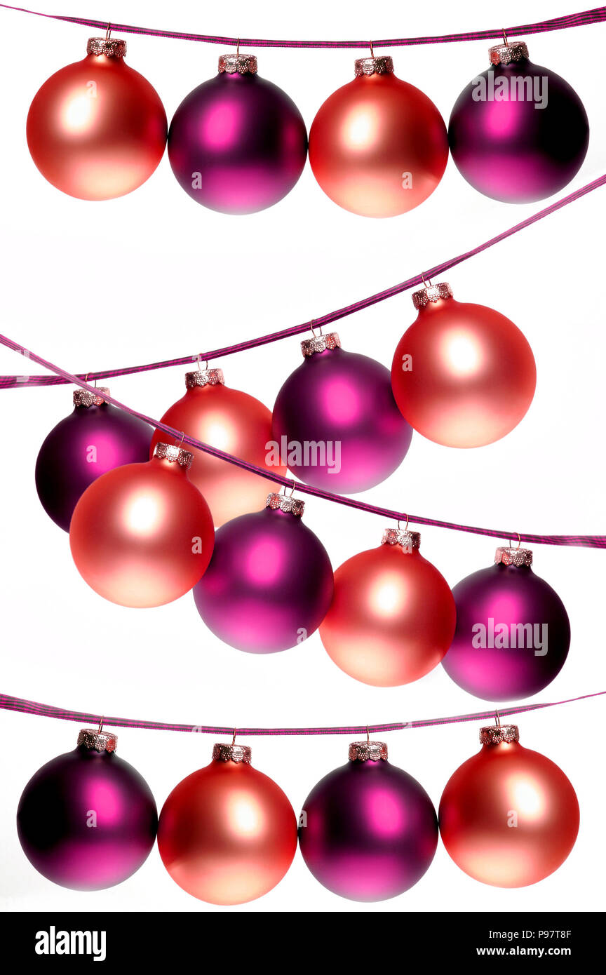 Reihen von aufgereiht Christbaumkugeln oder Ornamente Stockfoto