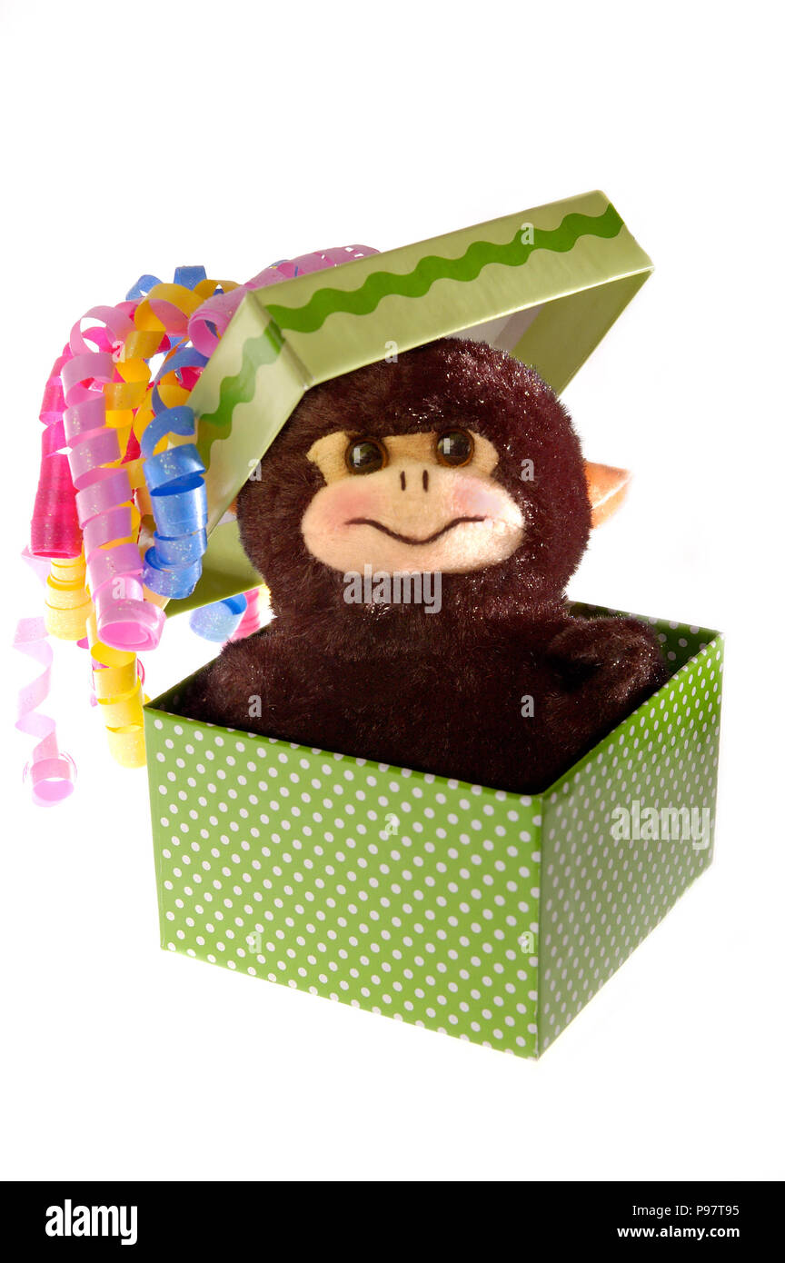 Toy Affe durch ein Geschenk Box; Geburtstag, Geschenk oder Überraschung Stockfoto Toy Affe durch ein Geschenk Box; Geburtstag, Geschenk oder Überraschung Stockfoto