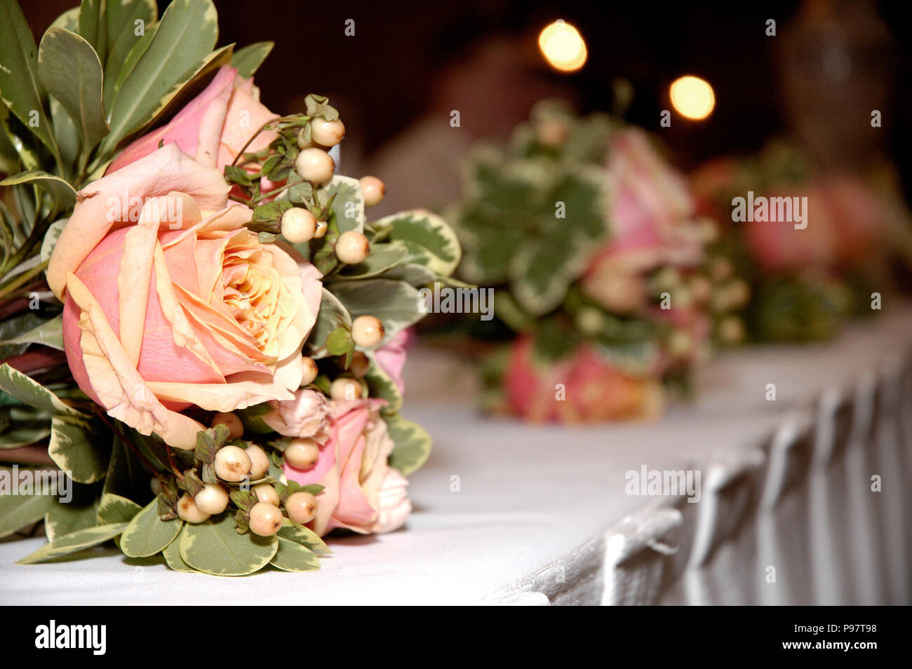 Blumensträuße Braut und Brautjungfern aufgereiht auf Empfang Tabelle Stockfoto
