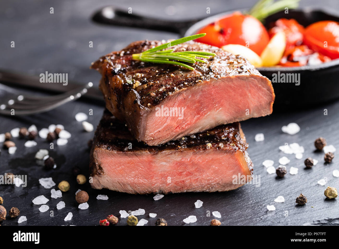 In der Nähe von steak Top Blade rösten Medium bereit auf dunklem Stein zu essen Stockfoto