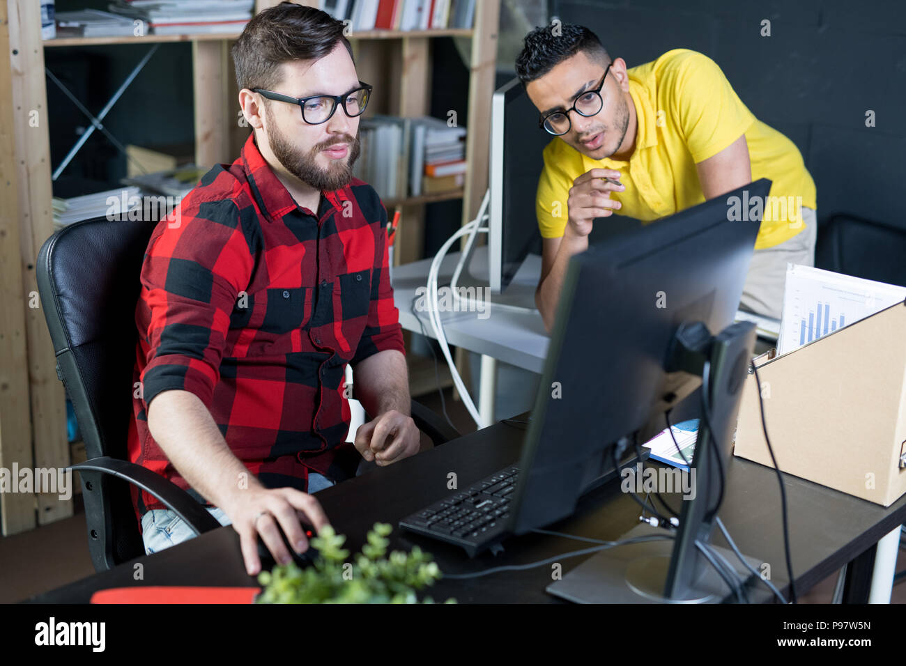 Junge kreative IT-Entwickler, die mit Computer Stockfoto