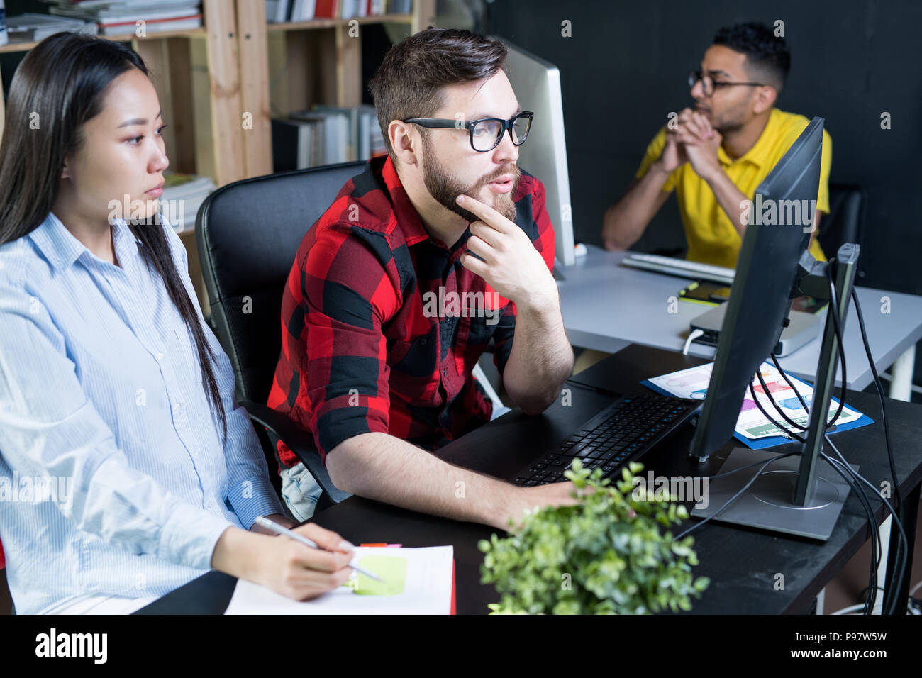 Jungen kreativen Team arbeiten im Büro Stockfoto