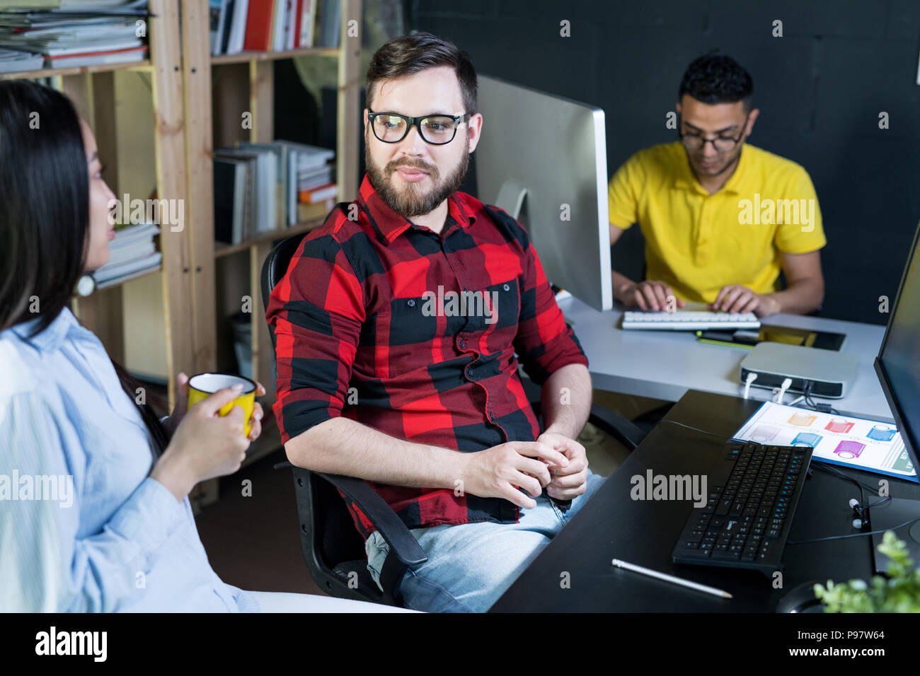 Kreative junge Leute arbeiten im Büro Stockfoto