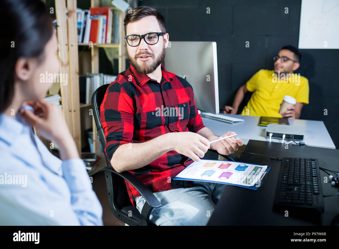 Kreative junge Leute diskutieren Strategie im Büro Stockfoto