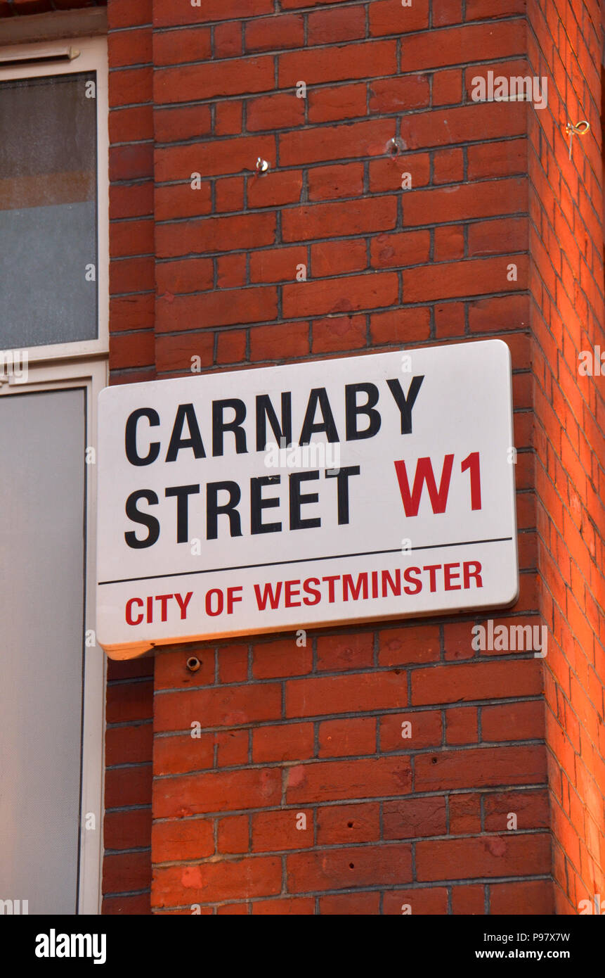 Zeichen geben Anweisungen, Richtungen oder allgemeine Informationen, hier in London, England" Stockfoto