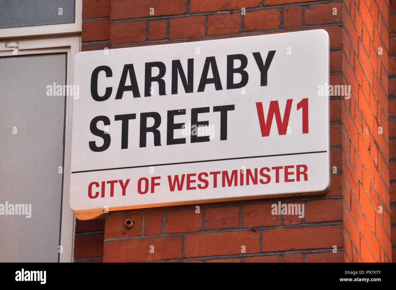 Zeichen geben Anweisungen, Richtungen oder allgemeine Informationen, hier in London, England" Stockfoto