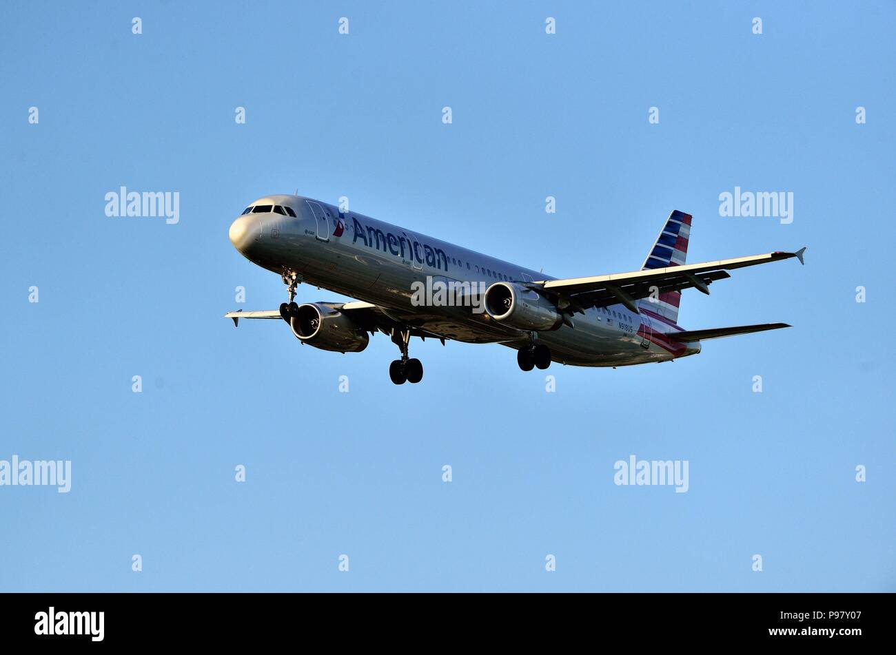 Chicago, Illinois, USA. Ein American Airlines Jet auf seiner endgültigen Ansatz, mit seiner Gang runter, Landung am Flughafen O'Hare International Airport entfernt. Stockfoto