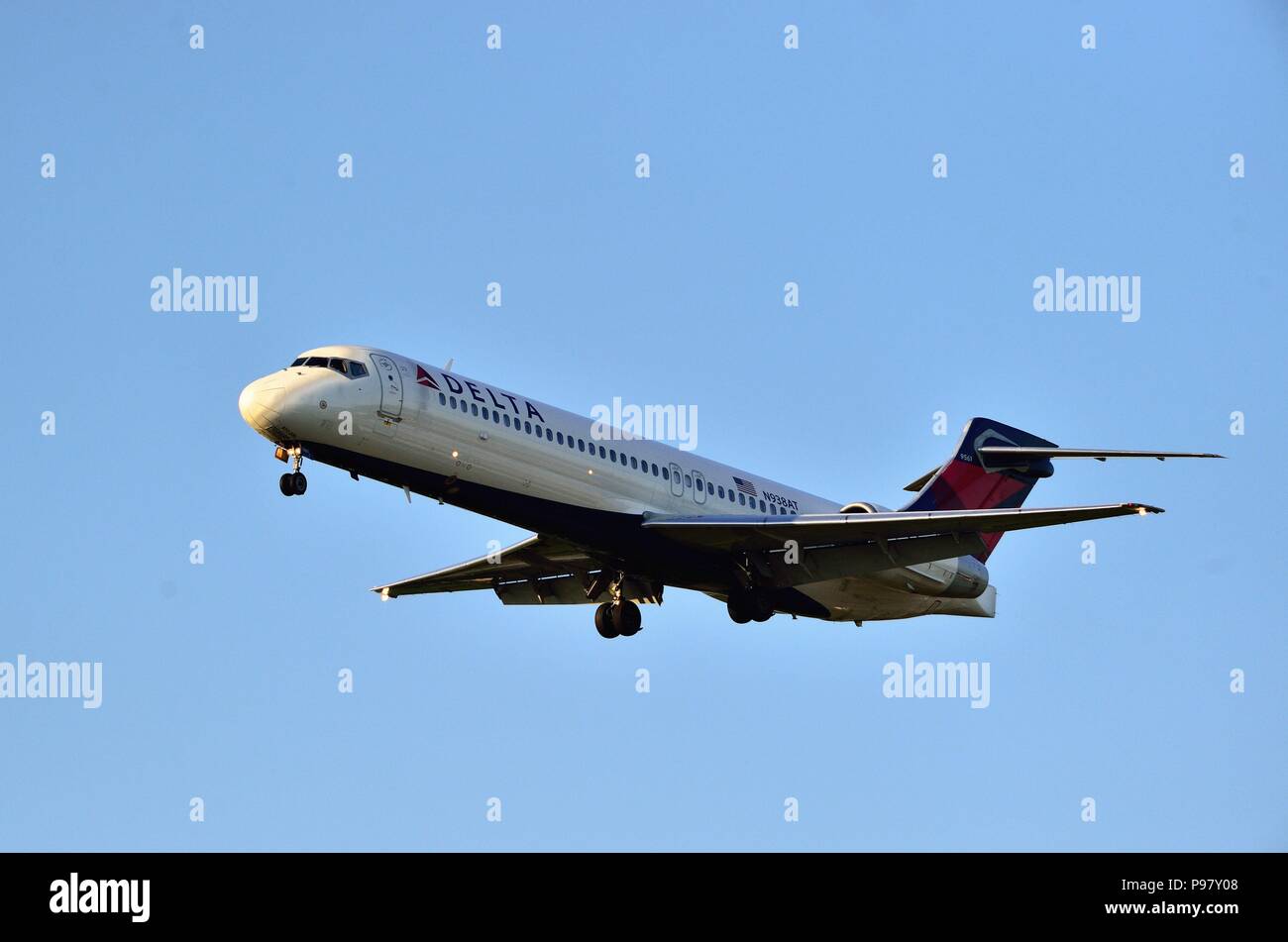 Chicago, Illinois, USA. Ein Delta Airlines Jet, mit seinem Gang nach unten, auf seinen endgültigen Ansatz bei der Landung am Flughafen O'Hare International Airport entfernt. Stockfoto