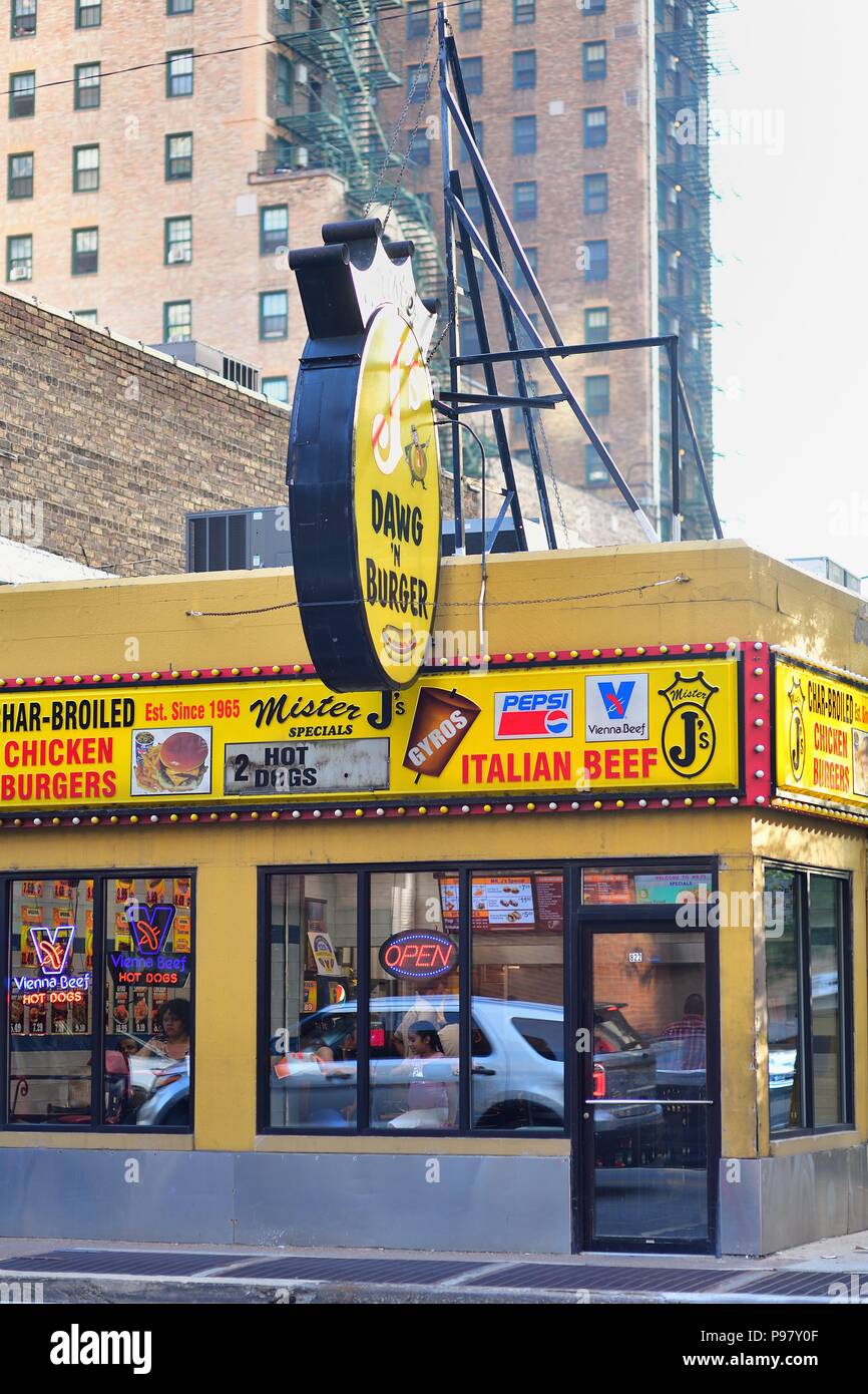 Chicago, Illinois, USA. Ein Hot Dog stand und Fast Food Restaurant in der Nähe der Rush Street. Stockfoto