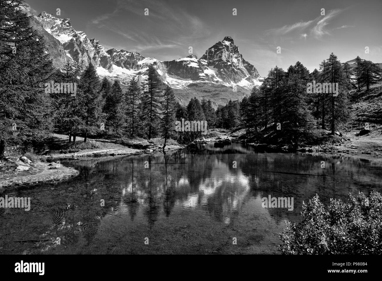 Der blaue See und das Matterhorn in einer malerischen Landschaft mit sonnigen Sommer Lichter von Breuil-Cervinia, Aostatal - Italien gesehen Stockfoto