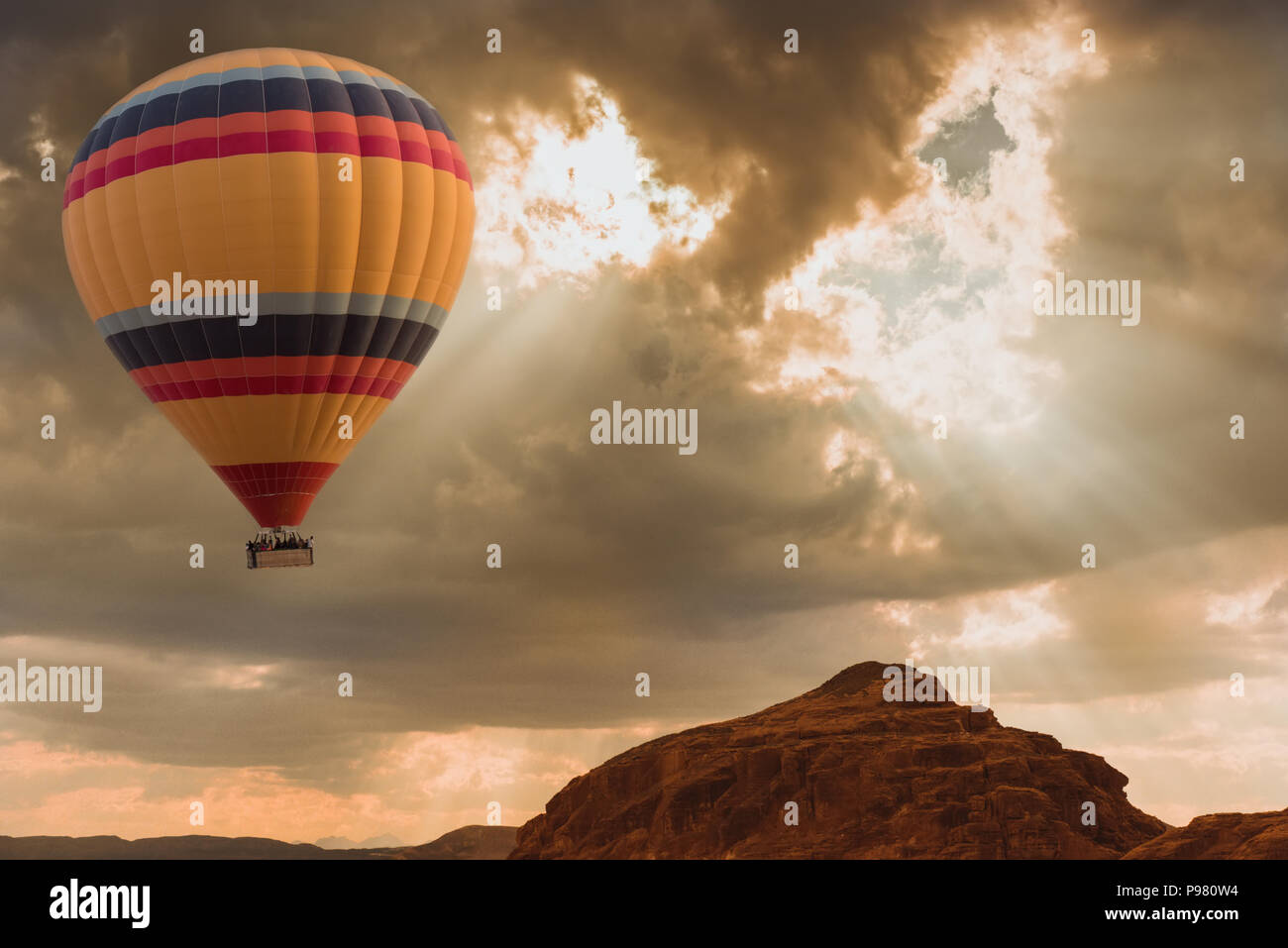Heißluftballon fahren über Wüste Stockfoto