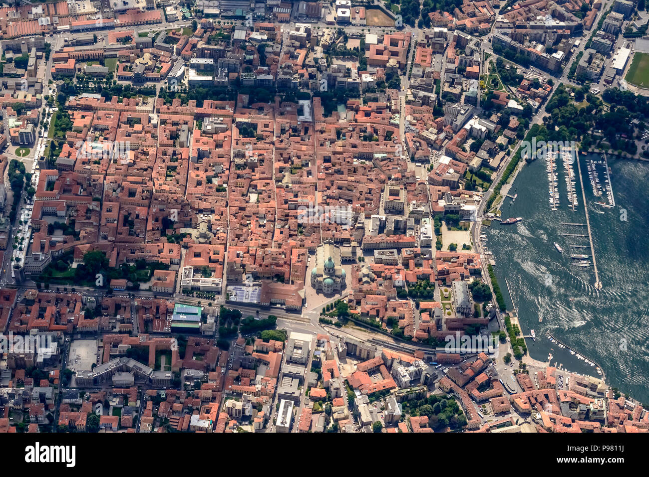 Luftaufnahme, von einem kleinen Flugzeug, Como historische 'Close' auf Lario See, Schuß auf eine brightearly Sommer Tag am Comer See, Lombardei, Italien Stockfoto