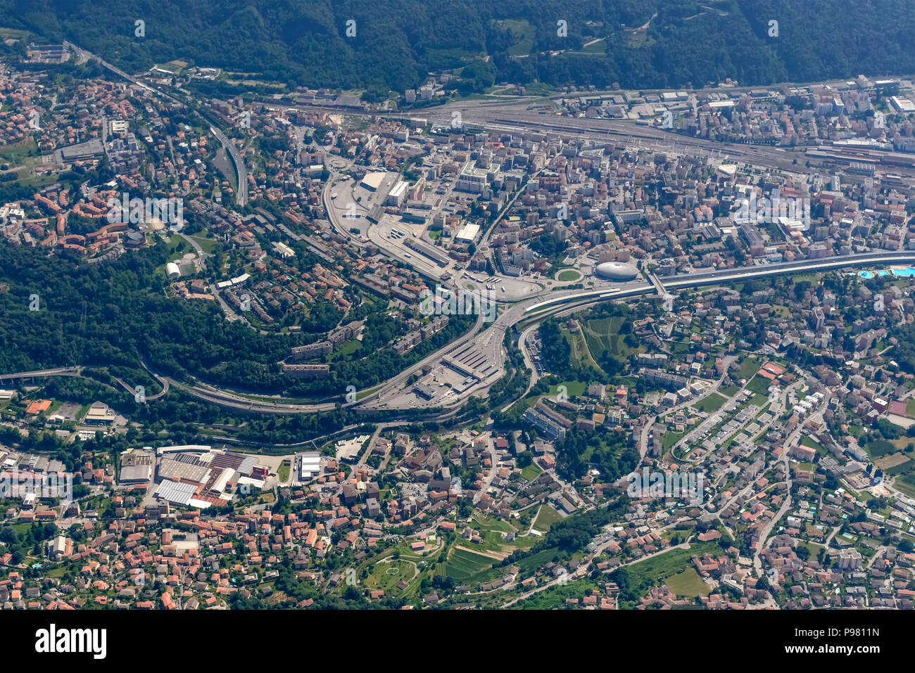 Luftaufnahme, von einem kleinen Flugzeug, der Zollerleichterungen auf Italienisch Schweizer Grenze, Schuß auf einem hellen Frühsommer Tag in Chiasso, Tessin, Schweiz Stockfoto
