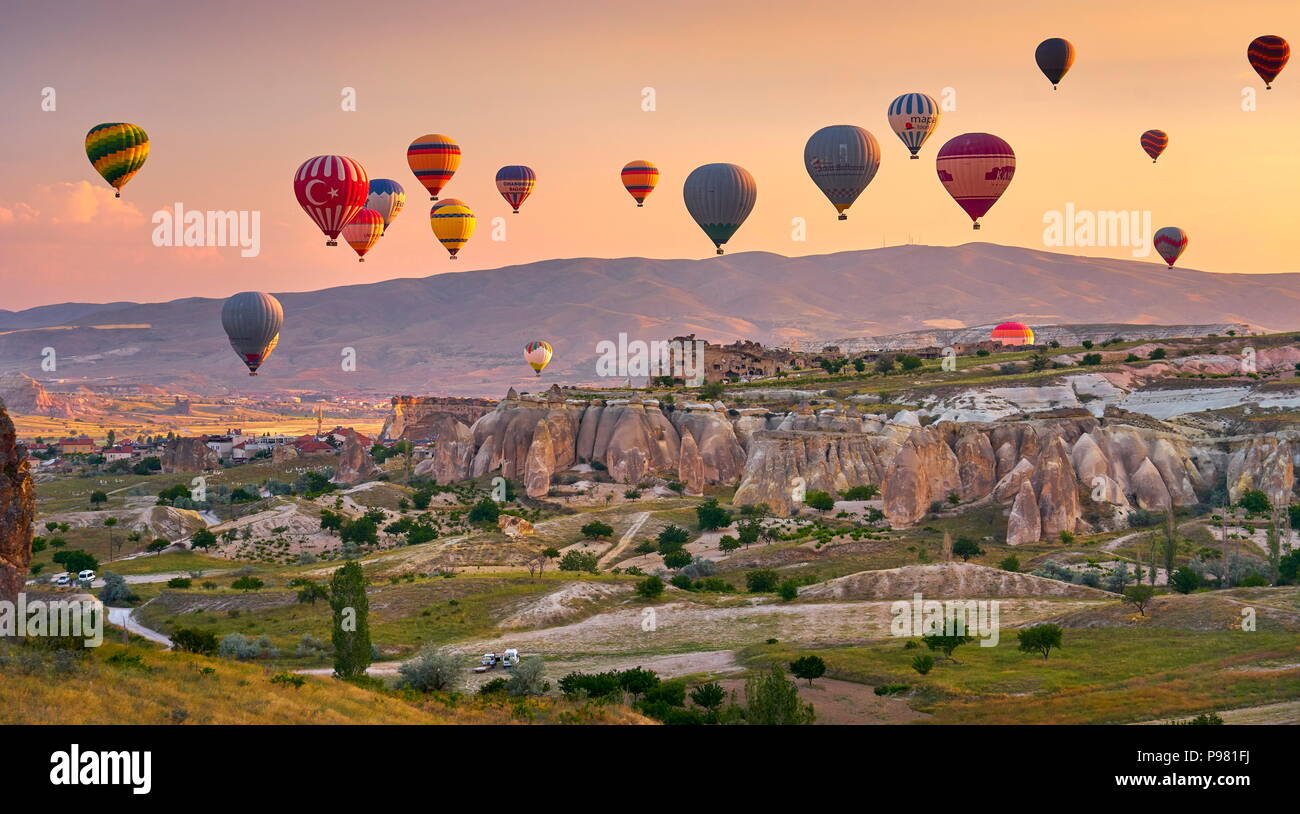 Kappadokien Luftballons bei Sonnenaufgang, Göreme, Anatolien, Türkei Stockfoto