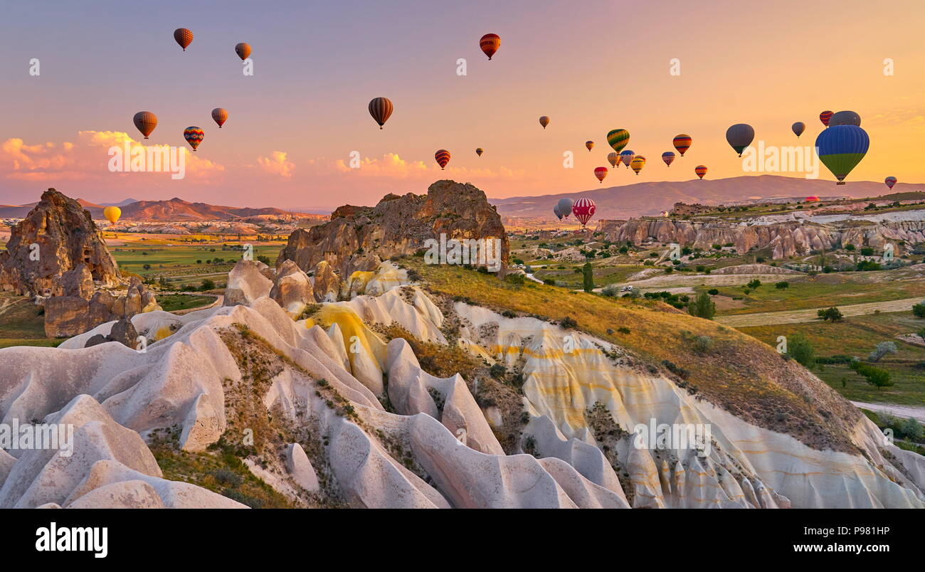 Luftballons bei Sonnenaufgang, Göreme in Kappadokien, Anatolien, Türkei Stockfoto