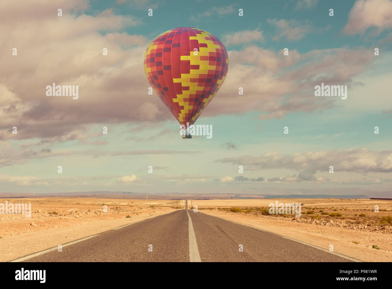 Mit dem Heißluftballon über die Wüste und Straße Stockfoto