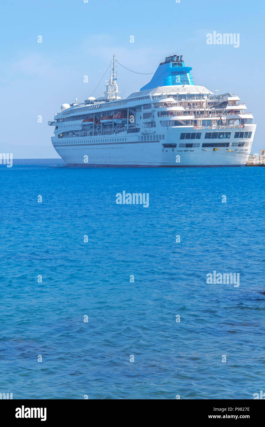Großes, modernes Luxus Kreuzfahrt Schiff angedockt an der Marina Dock mit dem blauen Meer im Vordergrund Stockfoto