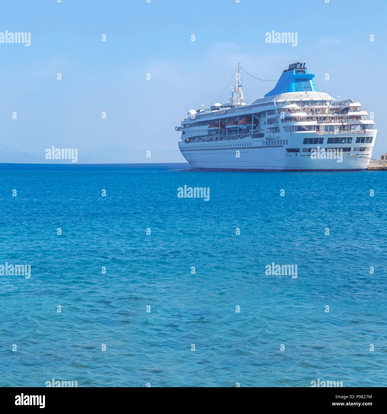 Großes, modernes Luxus Kreuzfahrt Schiff angedockt an der Marina Dock mit Meer Hintergrund Stockfoto